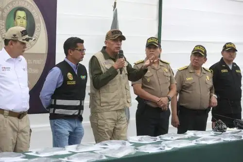 Ministro Víctor Torres presentó resultados de operativos policiales en San Martín de Porres donde mostró también gran cantidad de armas y celulares incautados.

Foto: ANDINA/Juan Carlos Guzmán Negrini
