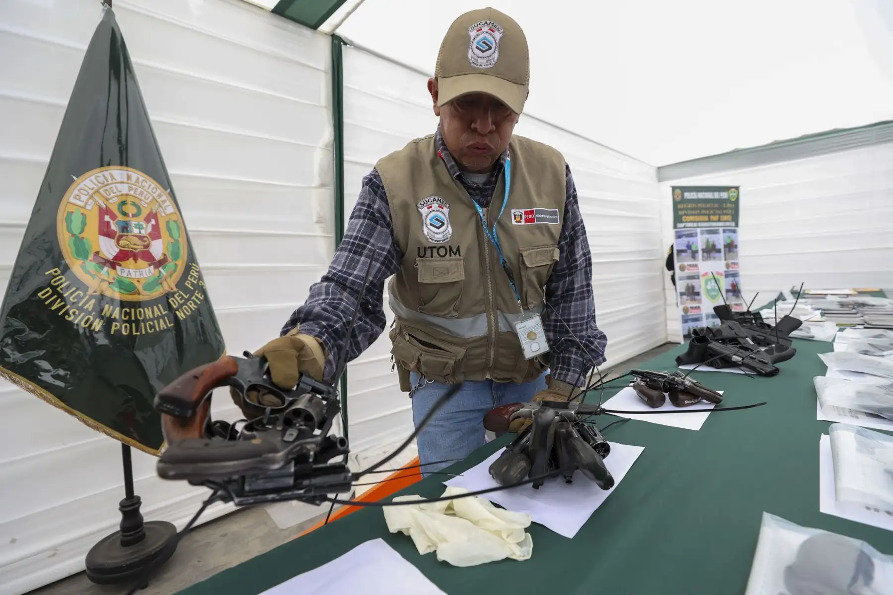 Resultados de los operativos policiales realizados en los últimos 15 días en los distritos declarados en emergencia, donde se mostró gran cantidad de armas y celulares incautados.

Foto: ANDINA/Juan Carlos Guzmán Negrini