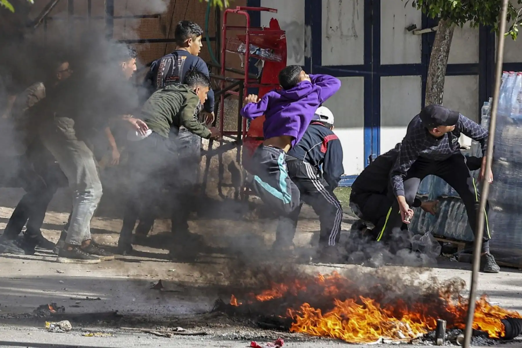 Palestinos se enfrentan a  las fuerzas de seguridad israelíes durante una redada en el campamento de Balata para refugiados, en la ocupada Cisjordania, el 23 de noviembre de 2023, mientras la violencia se ha intensificado en el territorio palestino ocupado en medio de la guerra de Israel contra Hamás en Gaza. Foto: AFP