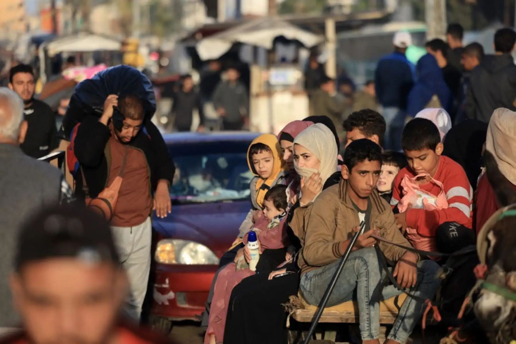 Los palestinos refugiados en centros temporales regresan a sus hogares en el este de Khan Yunis, en el sur de la Franja de Gaza, durante las primeras horas de una tregua de cuatro días en las batallas entre Israel y los militantes de Hamás, el 24 de noviembre de 2023. Foto: AFP