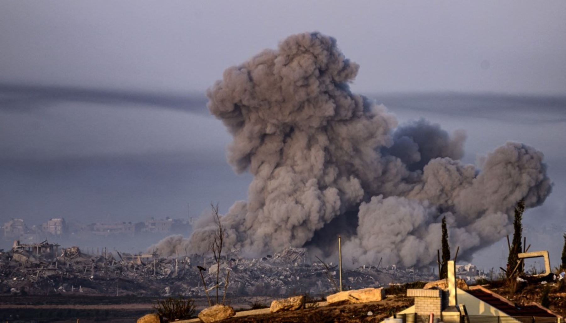 Esta fotografía tomada desde el sur de Israel, cerca de la frontera con la Franja de Gaza, muestra columnas de humo que se elevan desde los edificios durante un ataque israelí poco antes del inicio de una tregua de cuatro días en las batallas entre Israel y militantes de Hamás, el 24 de noviembre de 2023. Foto: AFP