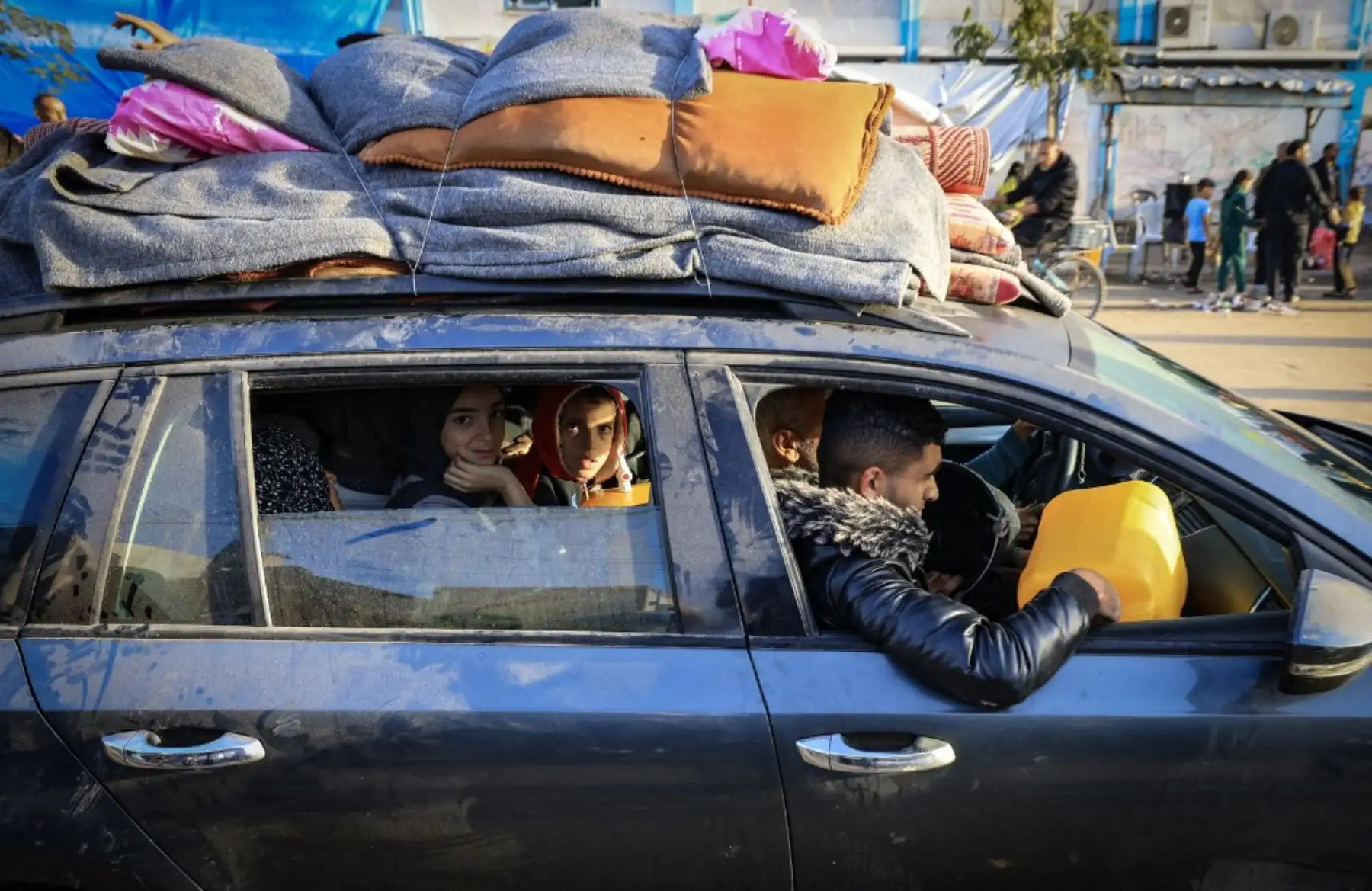 Palestinos que se habían refugiado en centros temporales regresan a sus hogares en el este de Khan Yunis, en el sur de la Franja de Gaza, durante las primeras horas de una tregua de cuatro días en las batallas entre Israel y los militantes de Hamás, el 24 de noviembre de 2023. Foto: AFP