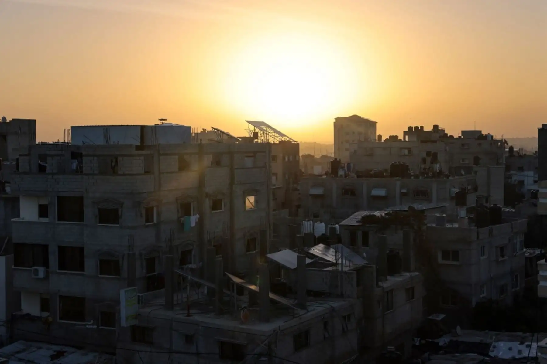 El sol sale sobre Rafah, en el sur de la Franja de Gaza, poco antes del inicio de una tregua de cuatro días en las batallas entre Israel y los militantes de Hamás, el 24 de noviembre de 2023. Los rehenes serán liberados a cambio de prisioneros en el primer gran indulto en siete semanas de guerra que se ha cobrado miles de vidas. Foto: AFP