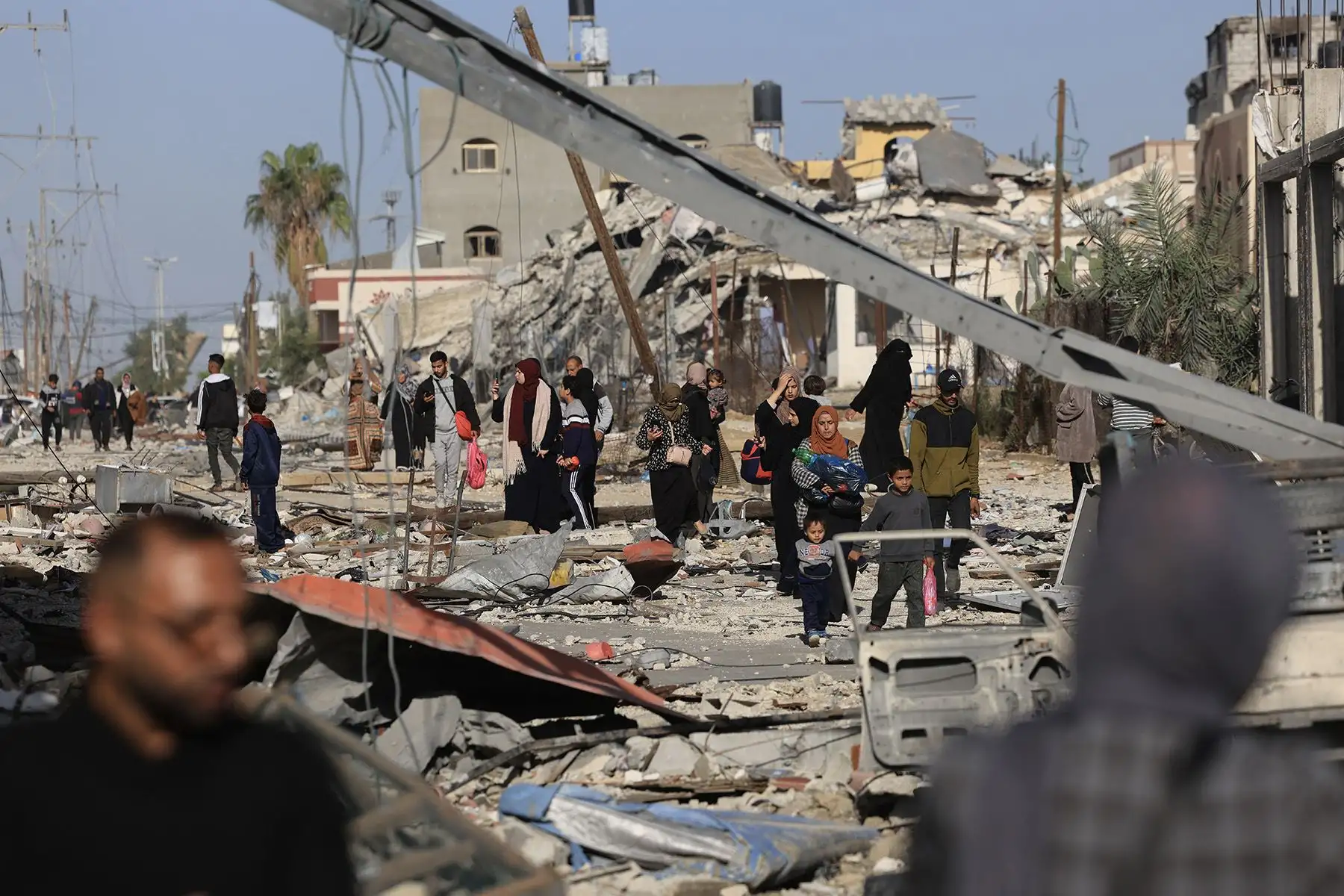 Palestinos observan los daños en sus hogares en el distrito de Khezaa en las afueras orientales de Khan Yunis en el sur de la Franja de Gaza el 24 de noviembre de 2023, luego de un alto el fuego de cuatro días. Foto: AFP