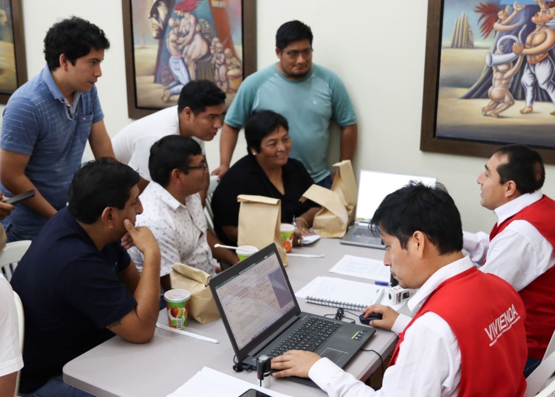 Miembros del Ministerio de Vivienda en conversaciones con alcaldes y autoridades locales. Fuente: Andina