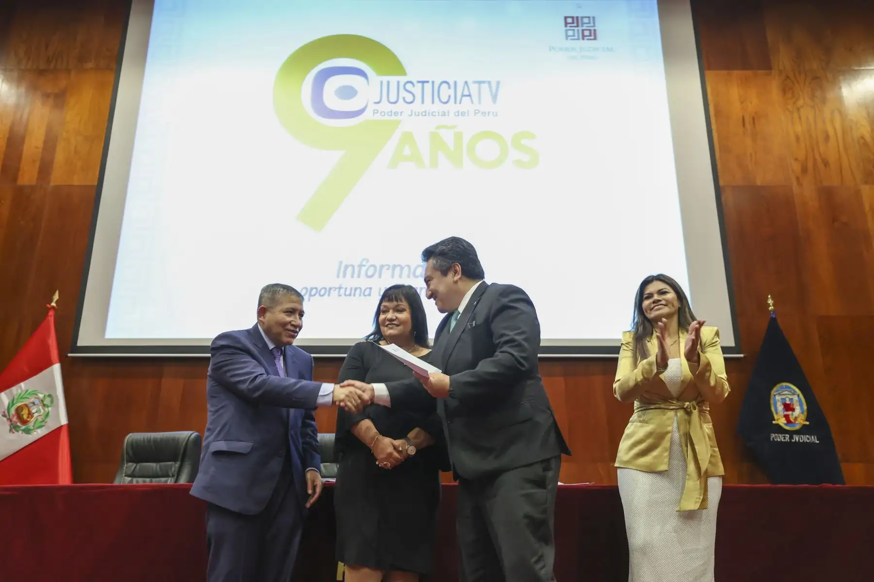 El Director de Medios Periodísticos de Editora Perú, Félix Paz, recibe un diploma en nombre de la Agencia de Noticias Andina en reconocimiento por su contribución en la difusión de contenidos del Poder Judicial 2023.

Foto: ANDINA/Juan Carlos Guzmán Negrini