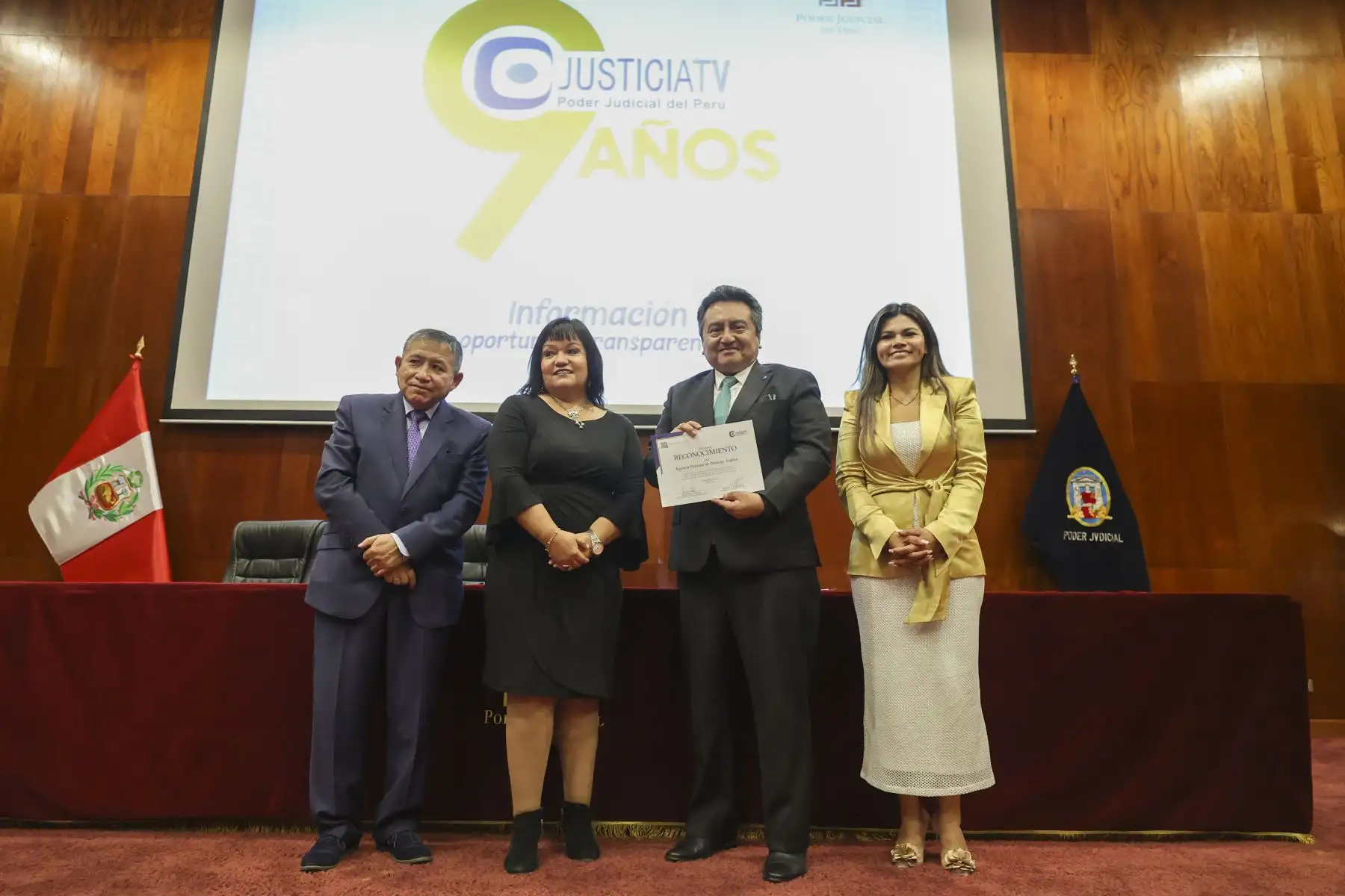 El Director de Medios Periodísticos de Editora Perú, Félix Paz, recibe un diploma en nombre de la Agencia de Noticias Andina en reconocimiento por su contribución en la difusión de contenidos del Poder Judicial 2023.

Foto: ANDINA/Juan Carlos Guzmán Negrini