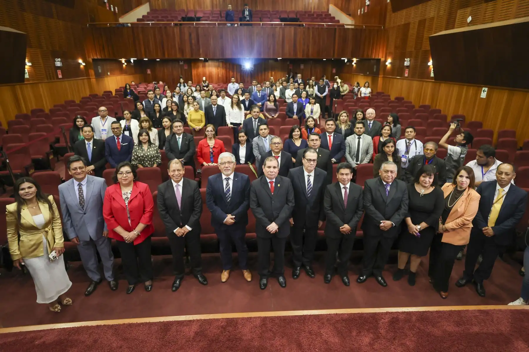 El presidente del Poder Judicial, Javier Arévalo, encabezó la ceremonia por el aniversario de Justicia TV, que además contó con la presencia del ministro de Trabajo, Daniel Maurate y el Director de Medios Periodísticos de Editora Perú, Félix Paz.

Foto: ANDINA/Juan Carlos Guzmán Negrini