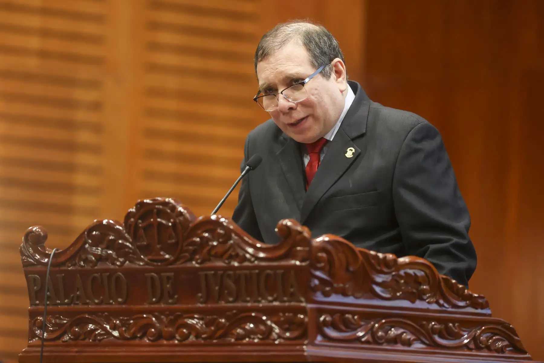 El presidente del Poder Judicial, Javier Arévalo, encabezó la ceremonia por el aniversario de Justicia TV, que además contó con la presencia del ministro de Trabajo, Daniel Maurate y el Director de Medios Periodísticos de Editora Perú, Félix Paz.

Foto: ANDINA/Juan Carlos Guzmán Negrini