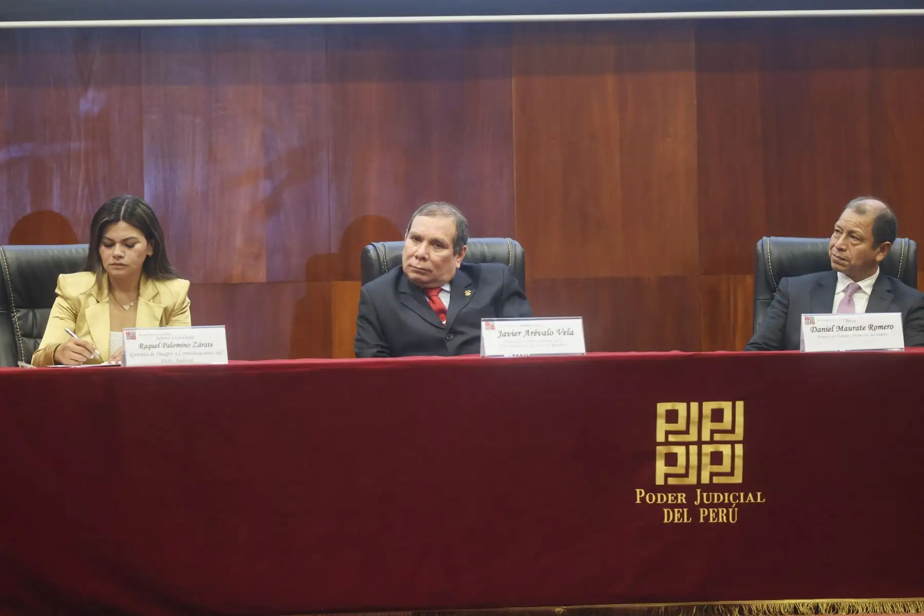 El presidente del Poder Judicial, Javier Arévalo, encabezó la ceremonia por el aniversario de Justicia TV, que además contó con la presencia del ministro de Trabajo, Daniel Maurate y el Director de Medios Periodísticos de Editora Perú, Félix Paz.

Foto: ANDINA/Juan Carlos Guzmán Negrini