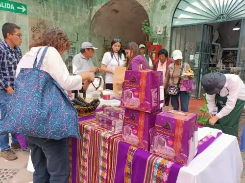 Una diversidad de productos como panetón, picarones, tortas, api, pasteles, galletas, mazamorra morada, y otros, elaborados a base de maíz morado se lucen en el II Festival del Maíz Morado. Foto: Rocío Méndez