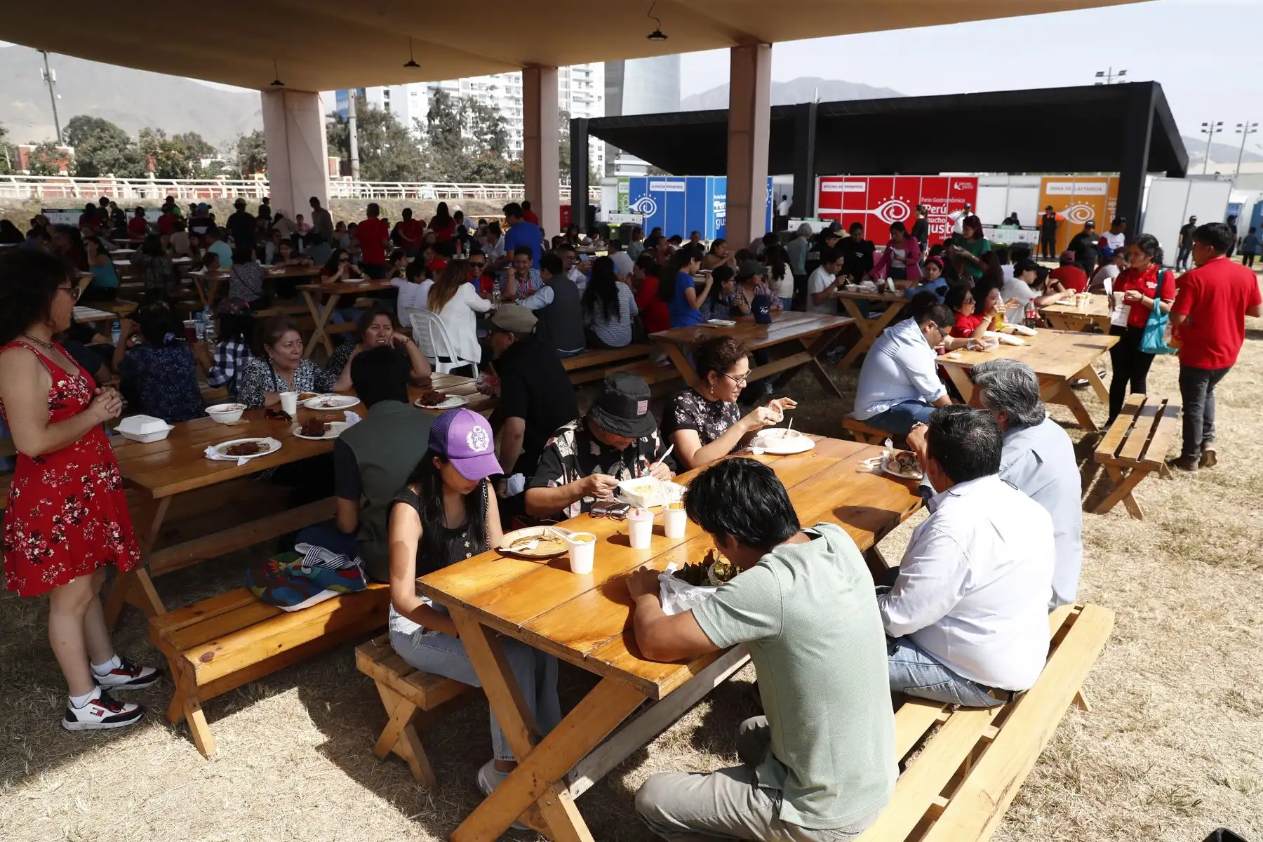Cientos de personas de todas las edades asistieron al primer día de la feria gastronómica Perú Mucho Gusto Lima 2023, que va del 24 al 26 de noviembre en el Jockey Club del Perú en Surco. Foto: ANDINA/Daniel Bracamonte