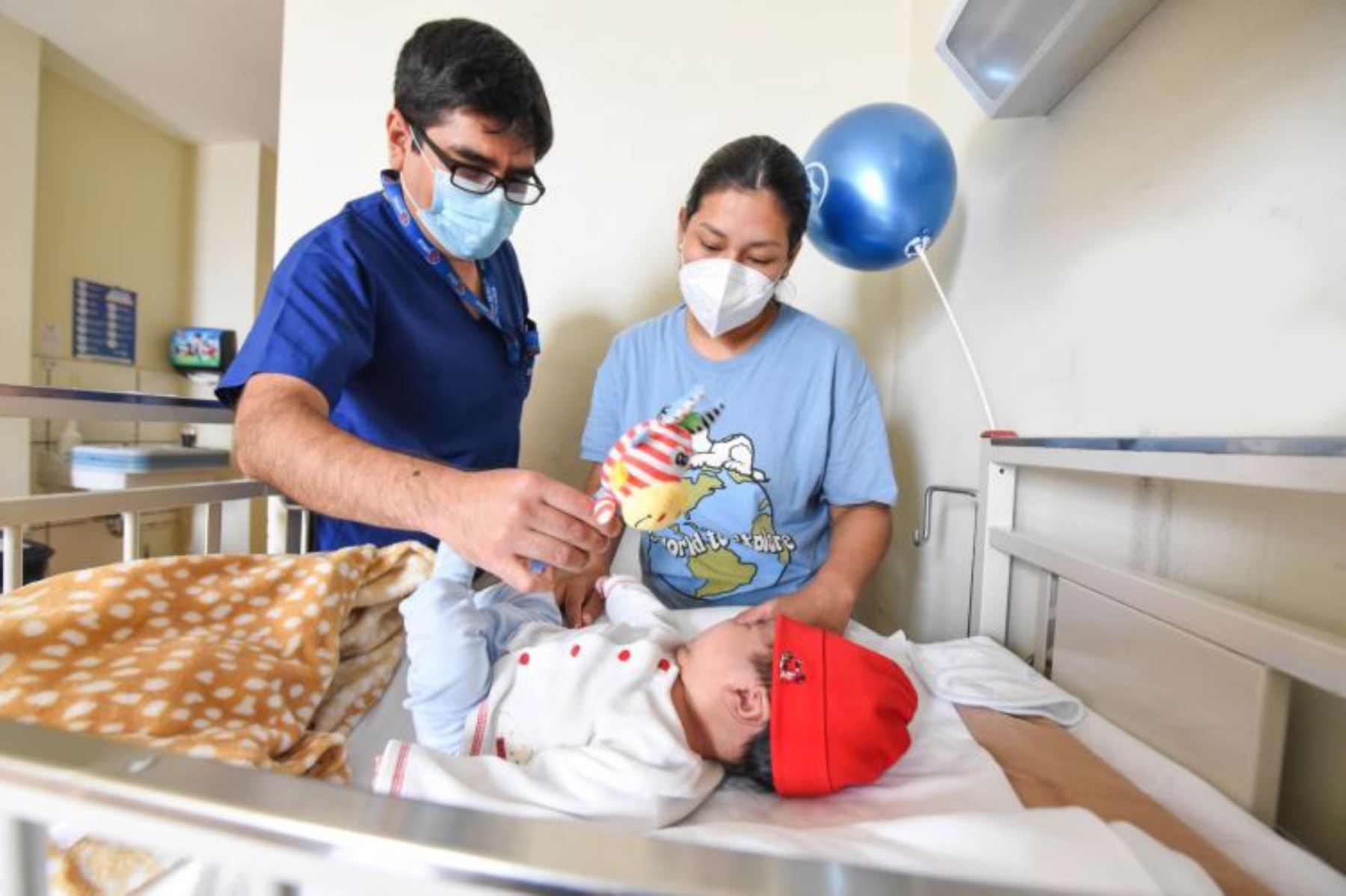 El equipo multidisciplinario de cardiología, liderado por el cardiólogo electrofisiólogo Fredy Chipa Casani y el doctor Luis Melgar Quicaño, intervino al bebé mediante un procedimiento invasivo denominado ablación por radiofrecuencia. Foto: ANDINA/archivo