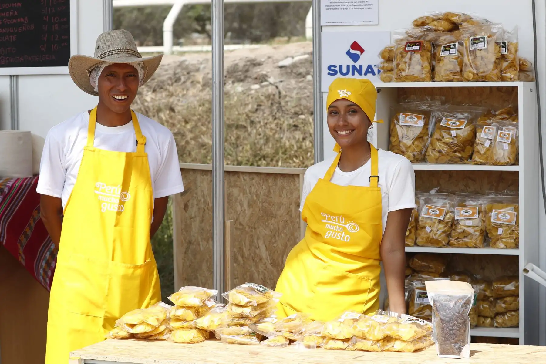 La Feria Gastronómica Perú Mucho Gusto Lima 2023 cuenta en esta edición con la participación de 82 expositores que traen a la capital los platos de comida, postres, cocteles y productos más emblemáticos de todas las regiones del Perú. Foto: ANDINA/Daniel Bracamonte
