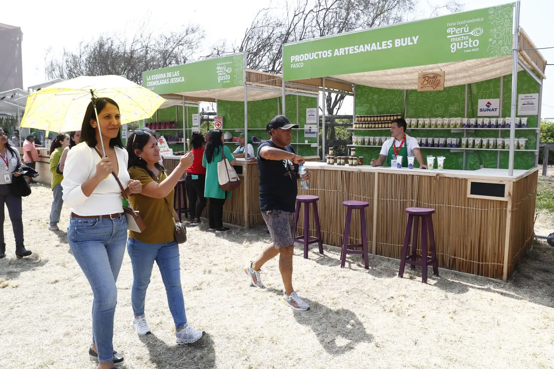 Cientos de personas de todas las edades asistieron al primer día de la feria gastronómica Perú Mucho Gusto Lima 2023, que va del 24 al 26 de noviembre en el Jockey Club del Perú en Surco. Foto: ANDINA/Daniel Bracamonte