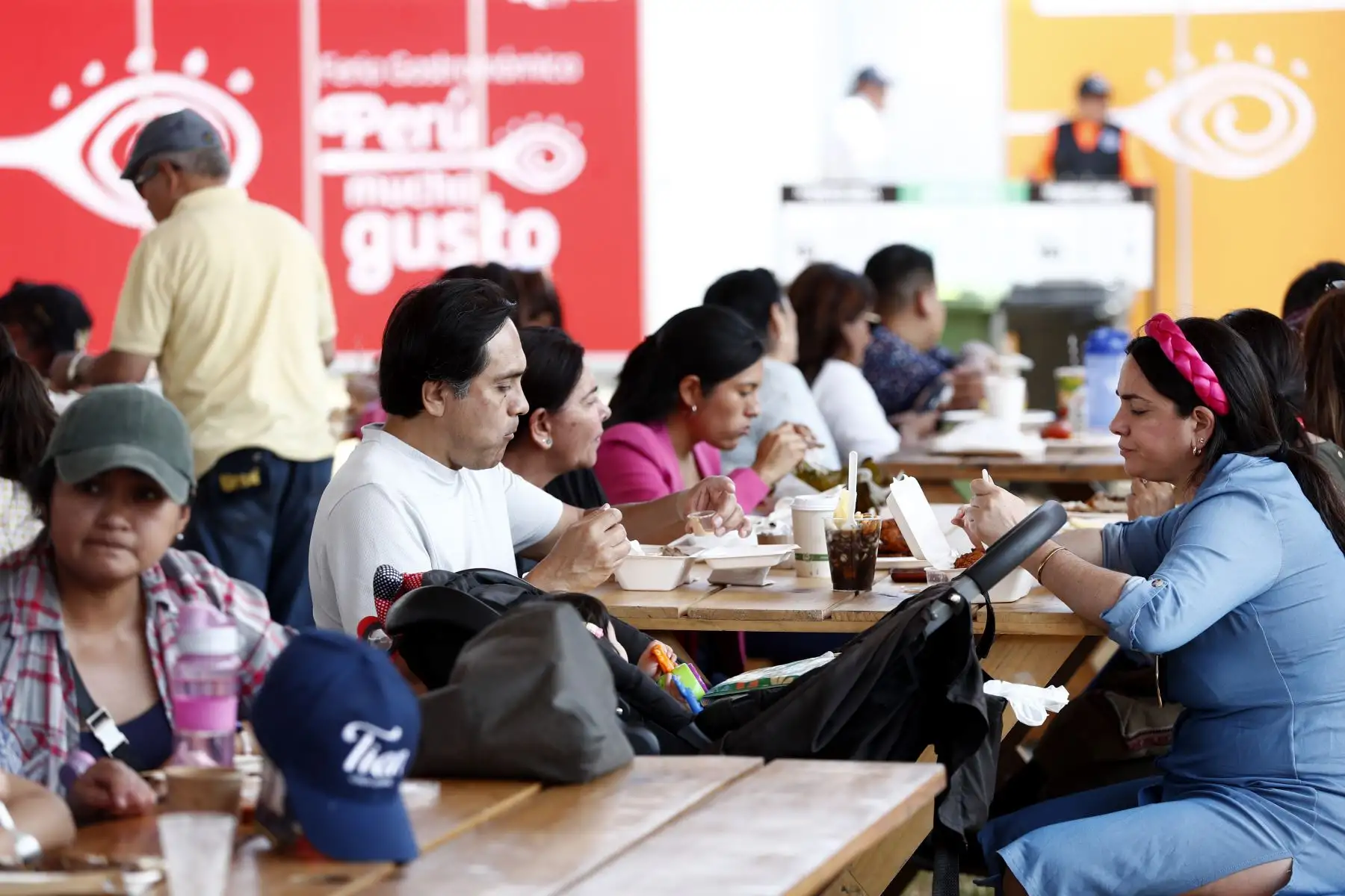 Cientos de personas de todas las edades asistieron al primer día de la feria gastronómica Perú Mucho Gusto Lima 2023, que va del 24 al 26 de noviembre en el Jockey Club del Perú en Surco. Foto: ANDINA/Daniel Bracamonte