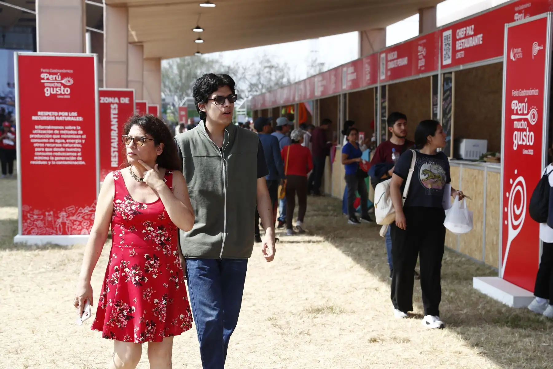 Cientos de personas de todas las edades asistieron al primer día de la feria gastronómica Perú Mucho Gusto Lima 2023, que va del 24 al 26 de noviembre en el Jockey Club del Perú en Surco. Foto: ANDINA/Daniel Bracamonte