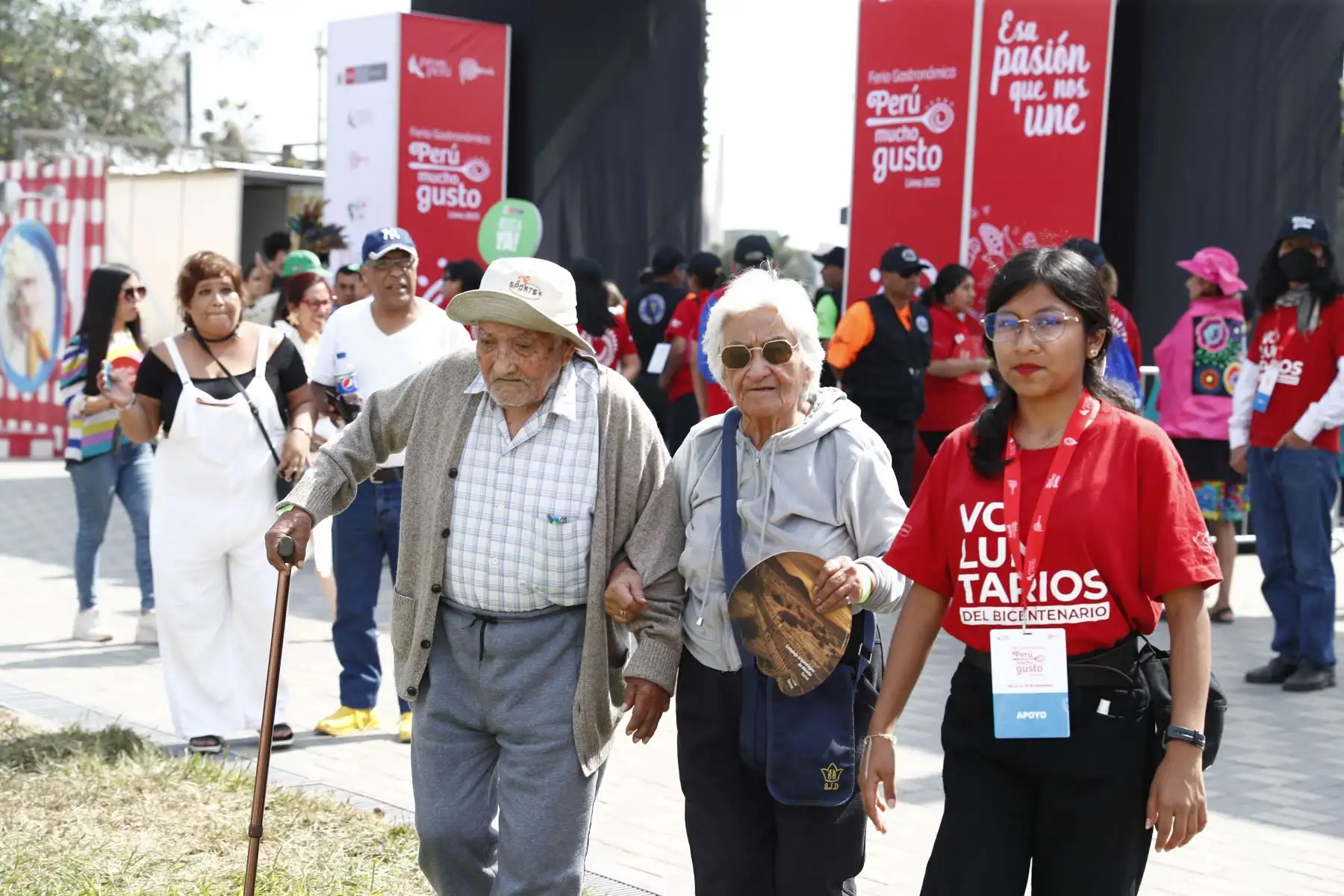 Cientos de personas de todas las edades asistieron al primer día de la feria gastronómica Perú Mucho Gusto Lima 2023, que va del 24 al 26 de noviembre en el Jockey Club del Perú en Surco. Foto: ANDINA/Daniel Bracamonte