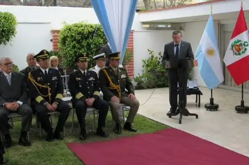 Argentina condecoró a pilotos peruanos que participaron en la guerra de las Malvinas.