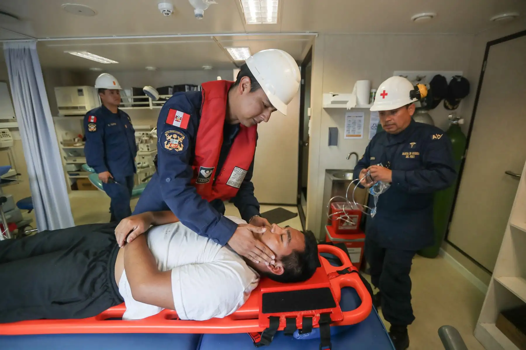 En Hidrografía y Oceanografía consiste en realizar una batimetría (medición) del fondo marino, lo cual permite desarrollar cartografías náuticas para los navegantes y tomar muestras del fondo del mar para diversas investigaciones. Foto: ANDINA/Ricardo Cuba
