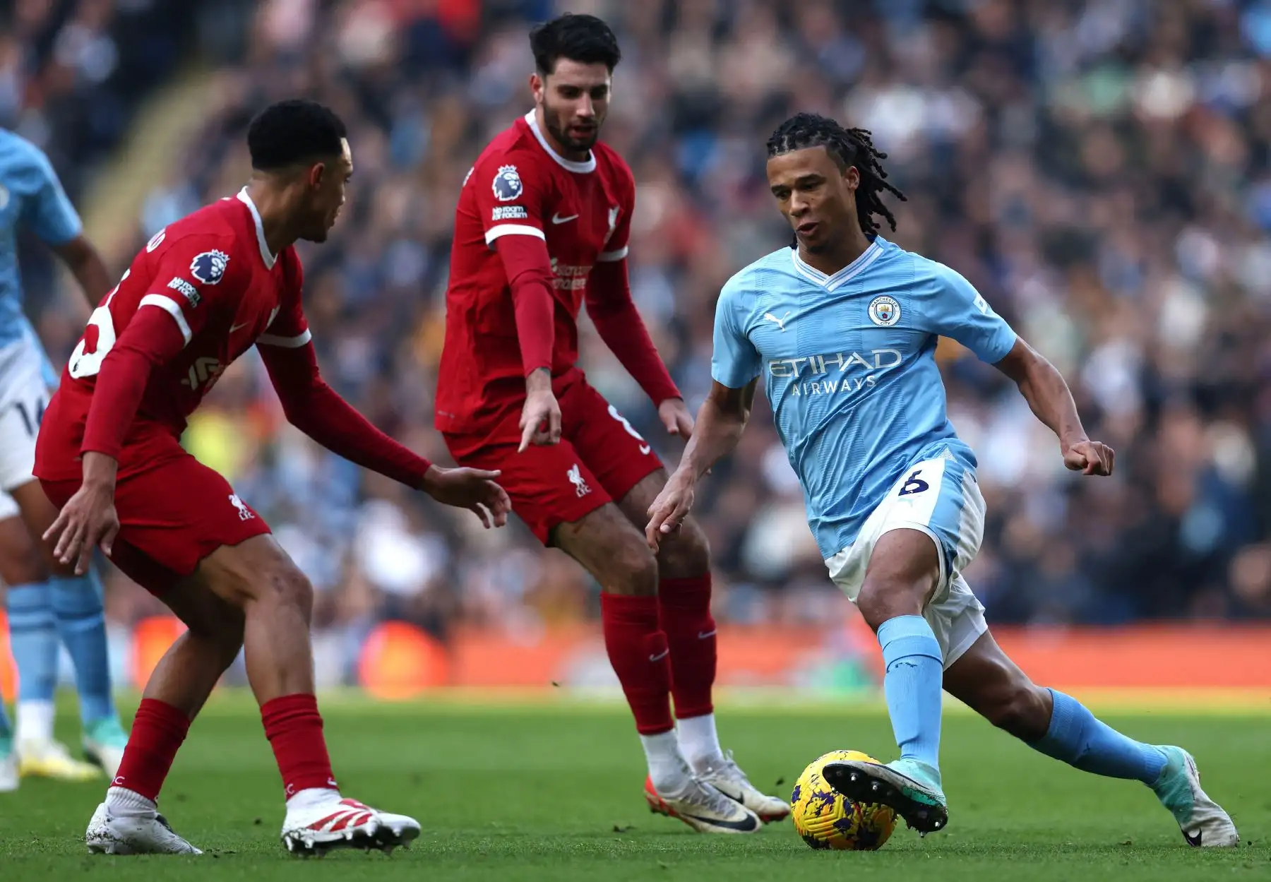 El defensor inglés del Liverpool Trent Alexander-Arnold compite con el defensor holandés del Manchester City Nathan Ake durante el partido de fútbol de la Premier League inglesa entre Manchester City y Liverpool en el estadio Etihad de Manchester, noroeste de Inglaterra. Foto: ANDINA/AFP