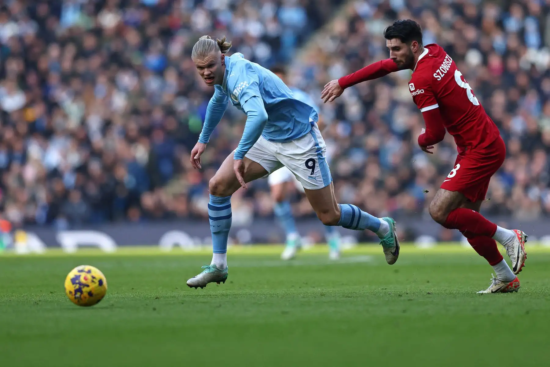 El centrocampista húngaro del Liverpool Dominik Szoboszlai  compite con el delantero noruego del Manchester City Erling Haaland durante el partido de fútbol de la Premier League inglesa entre Manchester City y Liverpool en el estadio Etihad de Manchester, noroeste de Inglaterra. Foto: ANDINA/AFP