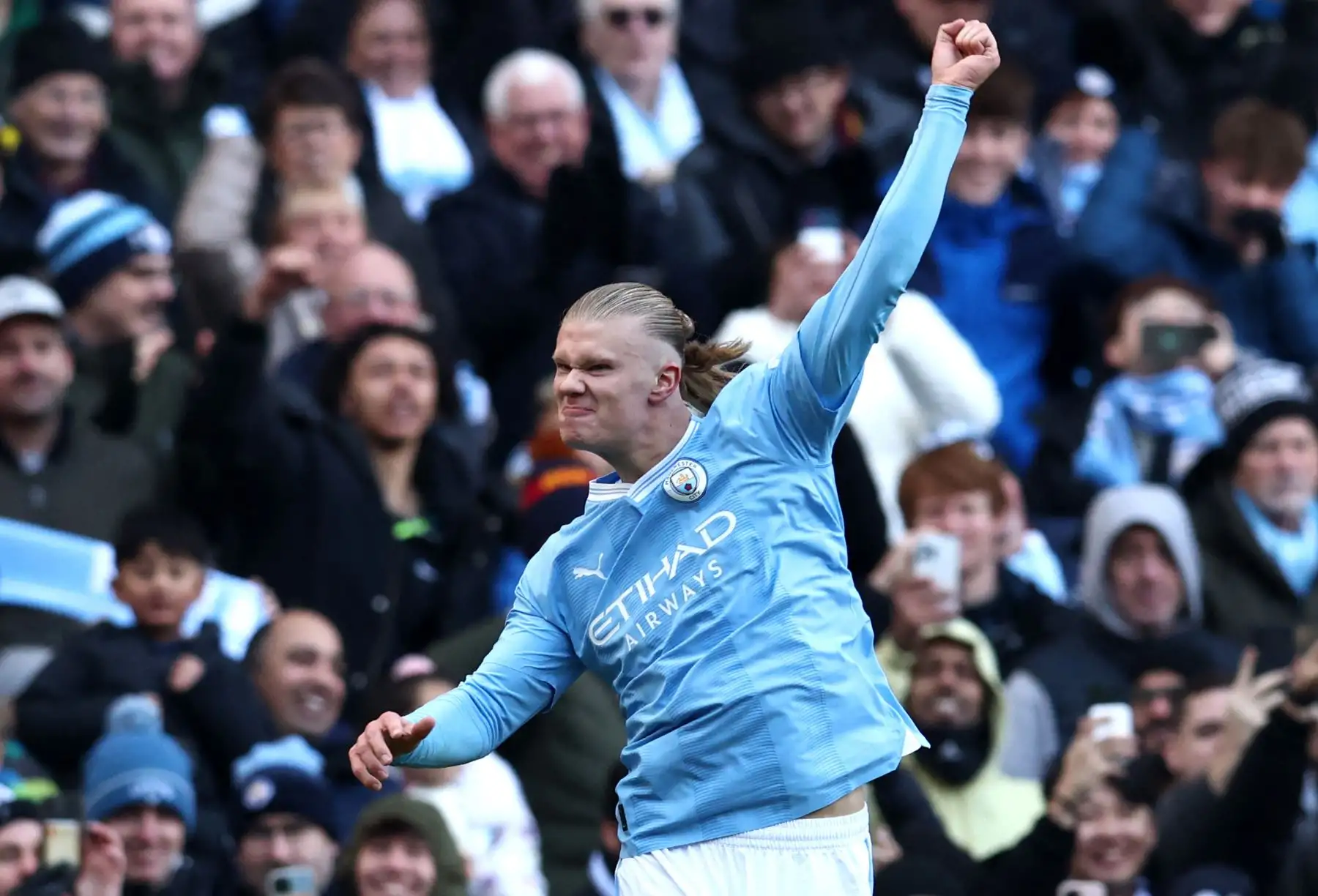 El delantero noruego  del Manchester City, Erling Haaland, celebra marcar el gol inicial durante el partido de fútbol de la Premier League inglesa entre Manchester City y Liverpool en el estadio Etihad de Manchester, noroeste de Inglaterra. Foto: ANDINA/AFP