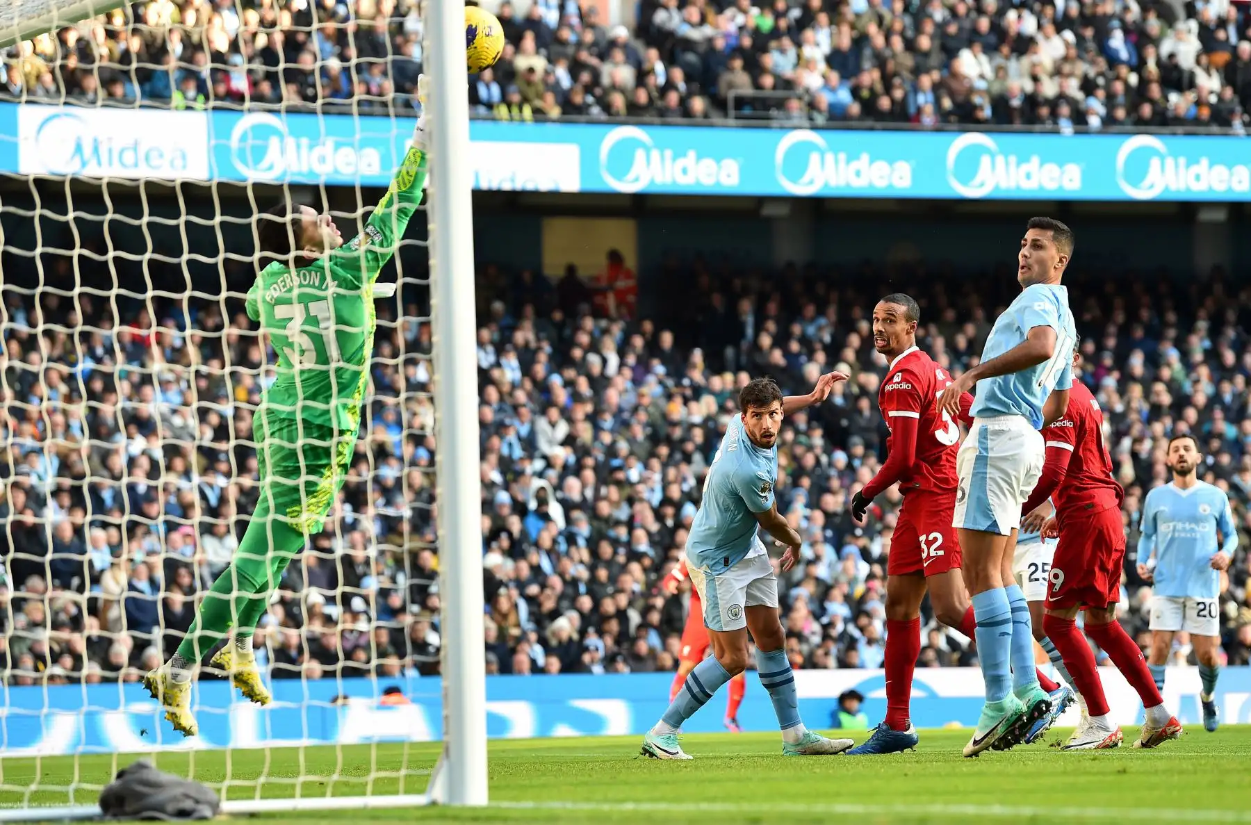 El portero Ederson de Manchester City en acción durante el partido de fútbol de la Premier League inglesa entre Manchester City y Liverpool FC, en Manchester, Gran Bretaña. Foto: ANDINA/EFE