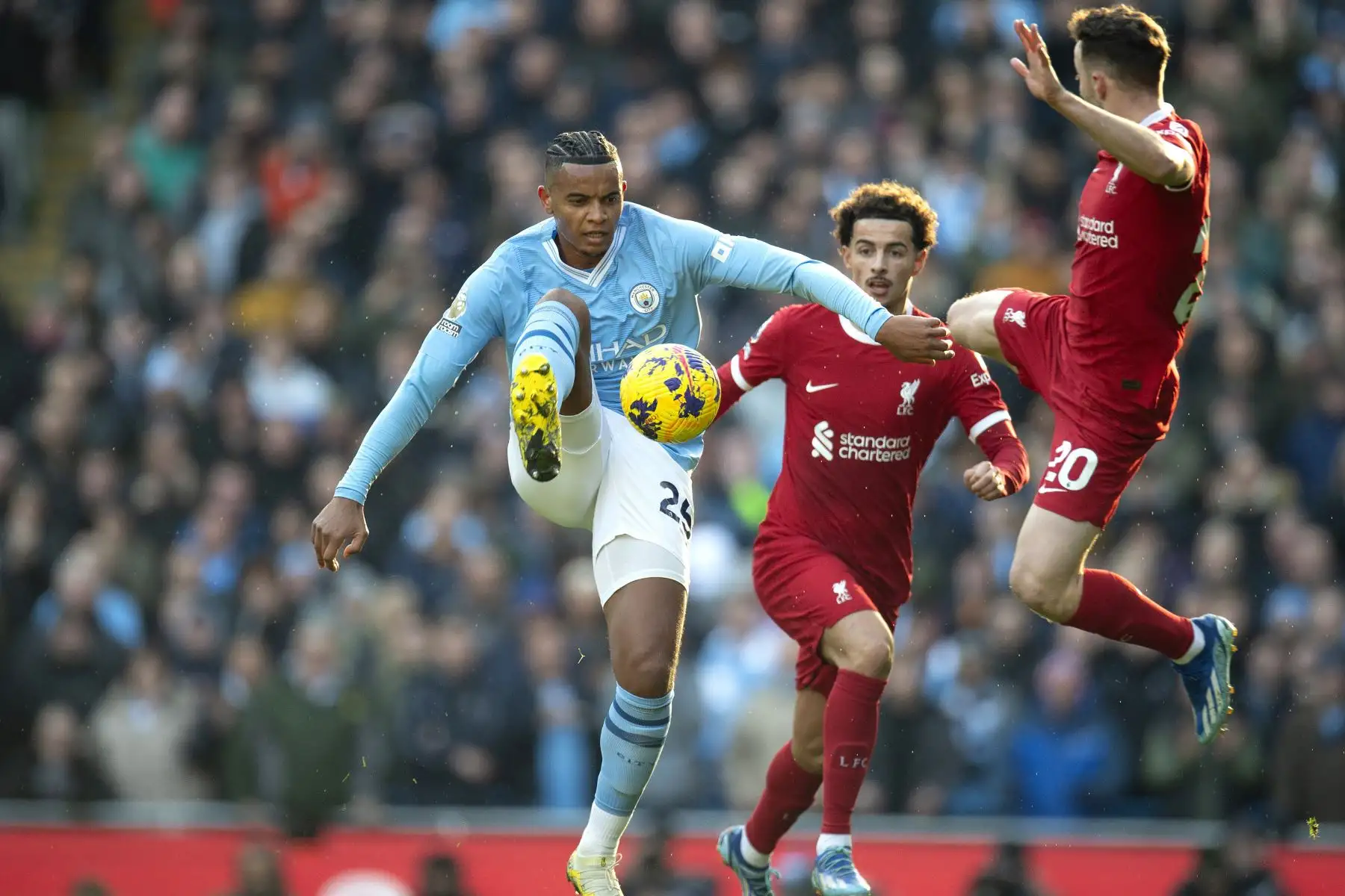Diogo Jota de Liverpool en acción contra Manuel Akanji de Manchester City durante el partido de fútbol de la Premier League inglesa entre Manchester City y Liverpool FC, en Manchester, Gran Bretaña. Foto: ANDINA/EFE