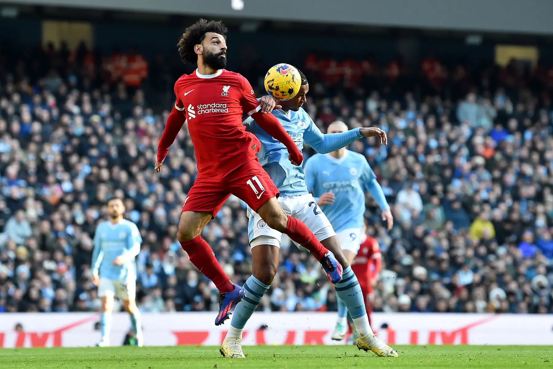 Mohamed Salah de Liverpool en acción contra Manuel Akanji de Manchester City Durante el partido de fútbol de la Premier League inglesa entre el Manchester City y el Liverpool FC, en Manchester, Gran Bretaña. Foto: ANDINA/EFE