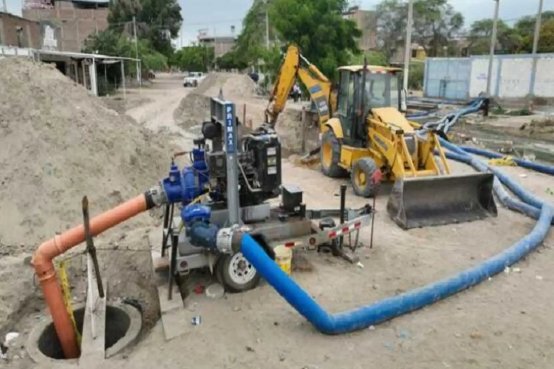 Para estas y otras acciones de prevención, el Ministerio de Vivienda adquirió maquinaria y equipos para hacer frente al impacto del fenómeno El Niño.