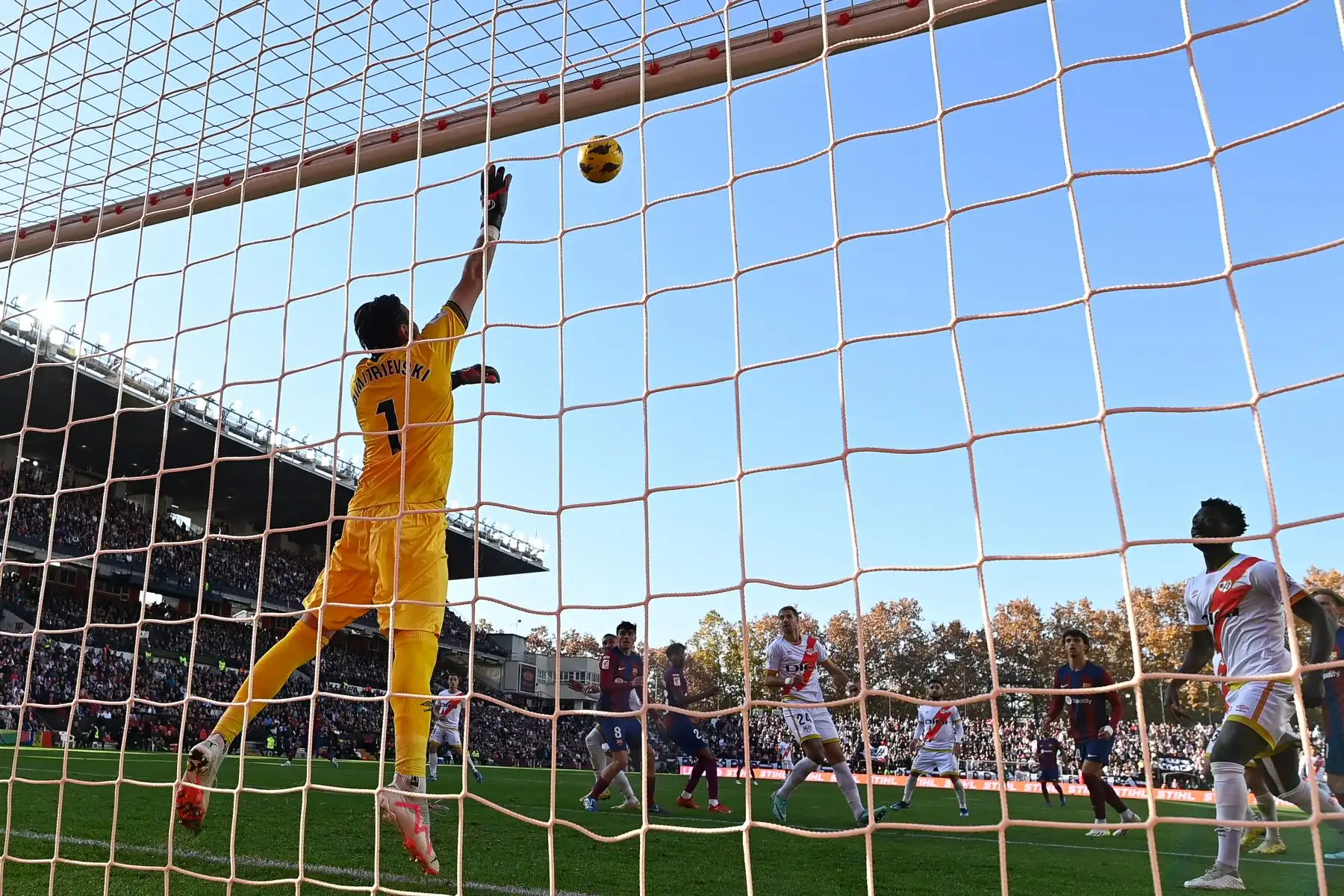 El portero de Macedonia del Norte  del Rayo Vallecano, Stole Dimitrievski, desvía el balón durante el partido de fútbol de la liga española entre el Rayo Vallecano de Madrid y el FC Barcelona.
Foto: AFP