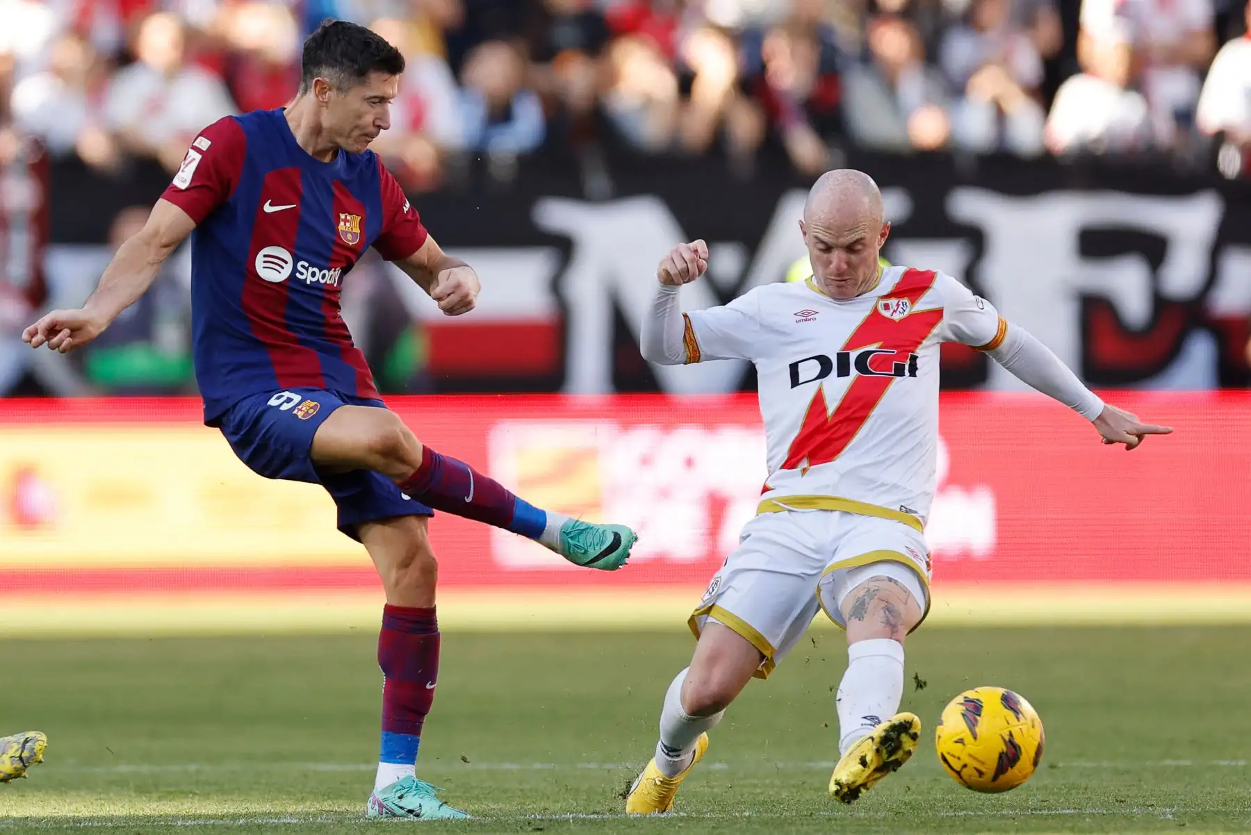 El delantero polaco del Barcelona, Robert Lewandowski lucha por el balón con el delantero español del Rayo Vallecano,  Isi Palazón durante el partido de fútbol de la liga española entre el Rayo Vallecano de Madrid y el FC Barcelona.
Foto: AFP