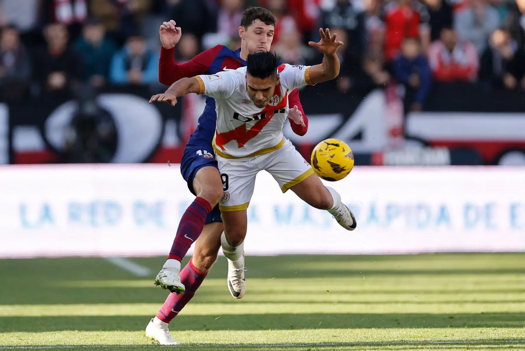 El defensor danés del Barcelona,  Andreas Christensen lucha por el balón con el delantero colombiano del Rayo Vallecano Radamel Falcao durante el partido de fútbol de la liga española entre el Rayo Vallecano de Madrid y el FC Barcelona.
Foto: AFP