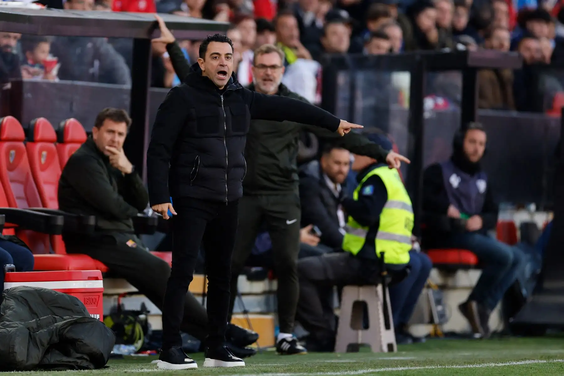 El entrenador español del Barcelona, ​​Xavi, hace gestos durante el partido de fútbol de la liga española entre el Rayo Vallecano de Madrid y el FC Barcelona.
Foto: AFP