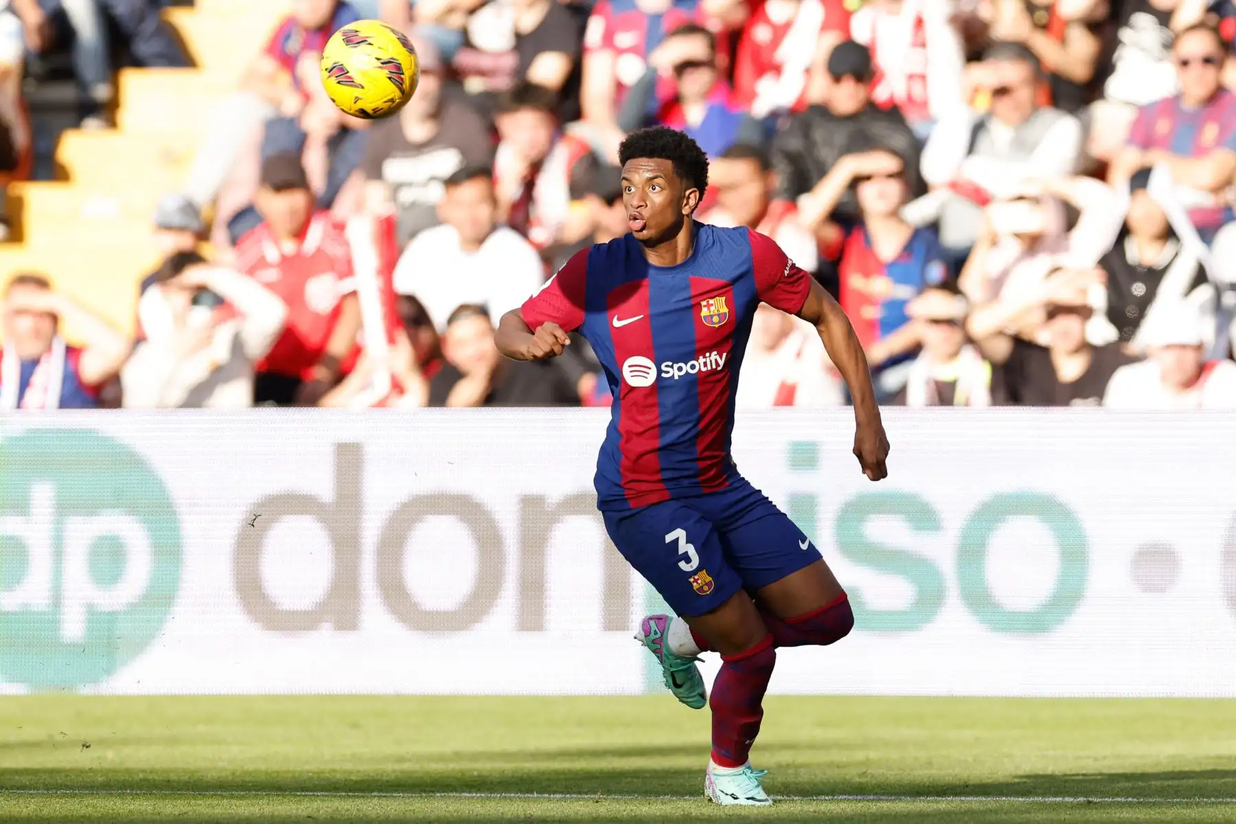 El defensa español del Barcelona, Alejandro Balde controla el balón durante el partido de fútbol de la liga española entre el Rayo Vallecano de Madrid y el FC Barcelona.
Foto: AFP