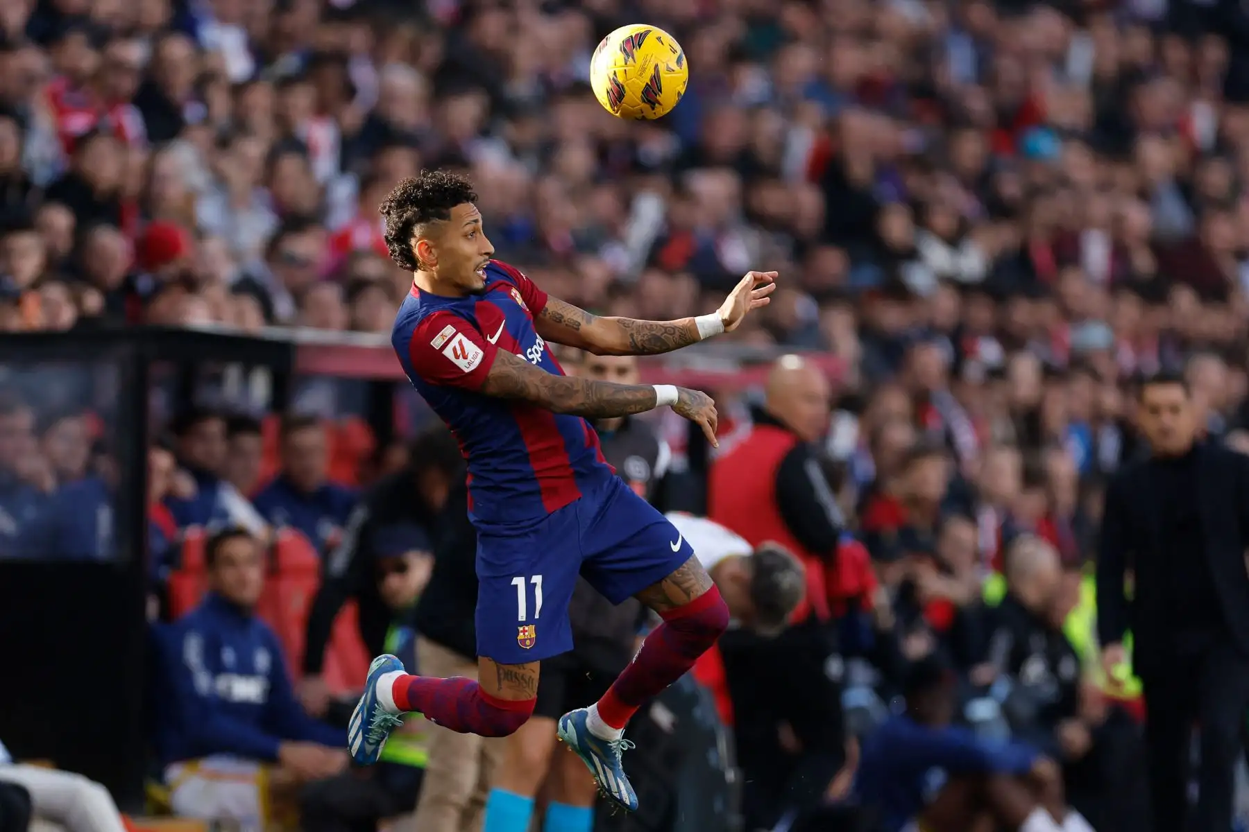 El delantero brasileño  del Barcelona, ​​Raphinha, dirige el balón durante el partido de fútbol de la liga española entre el Rayo Vallecano de Madrid y el FC Barcelona.
Foto: AFP