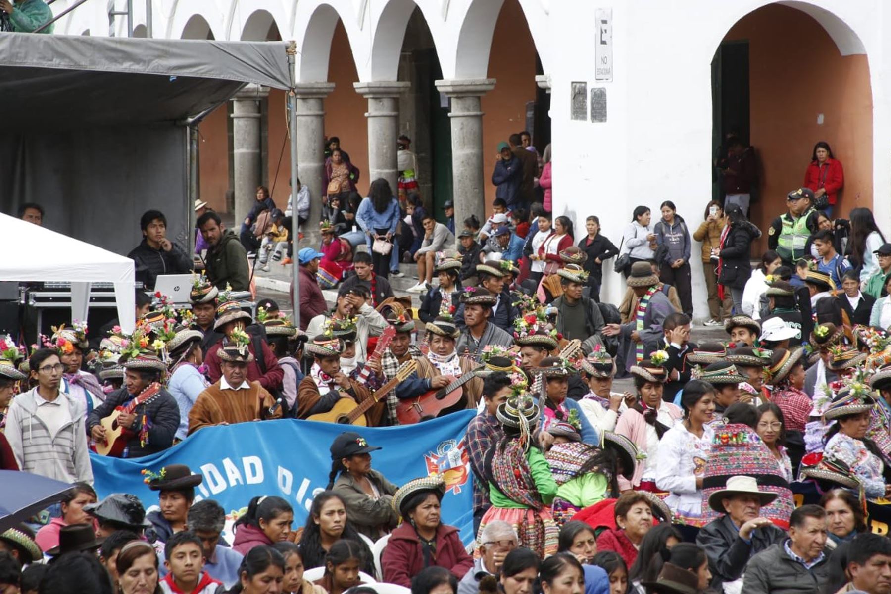 La ministra de Cultura, Leslie Urteaga, dio inicio  en la Plaza de Armas de Ayacucho, al festival ‘Tusuykunapa Raymin’ -  Fiesta de las Danzas, que forma parte de la "Gira Cultura" de los Elencos Nacionales del Perú.
Foto: Mincul
