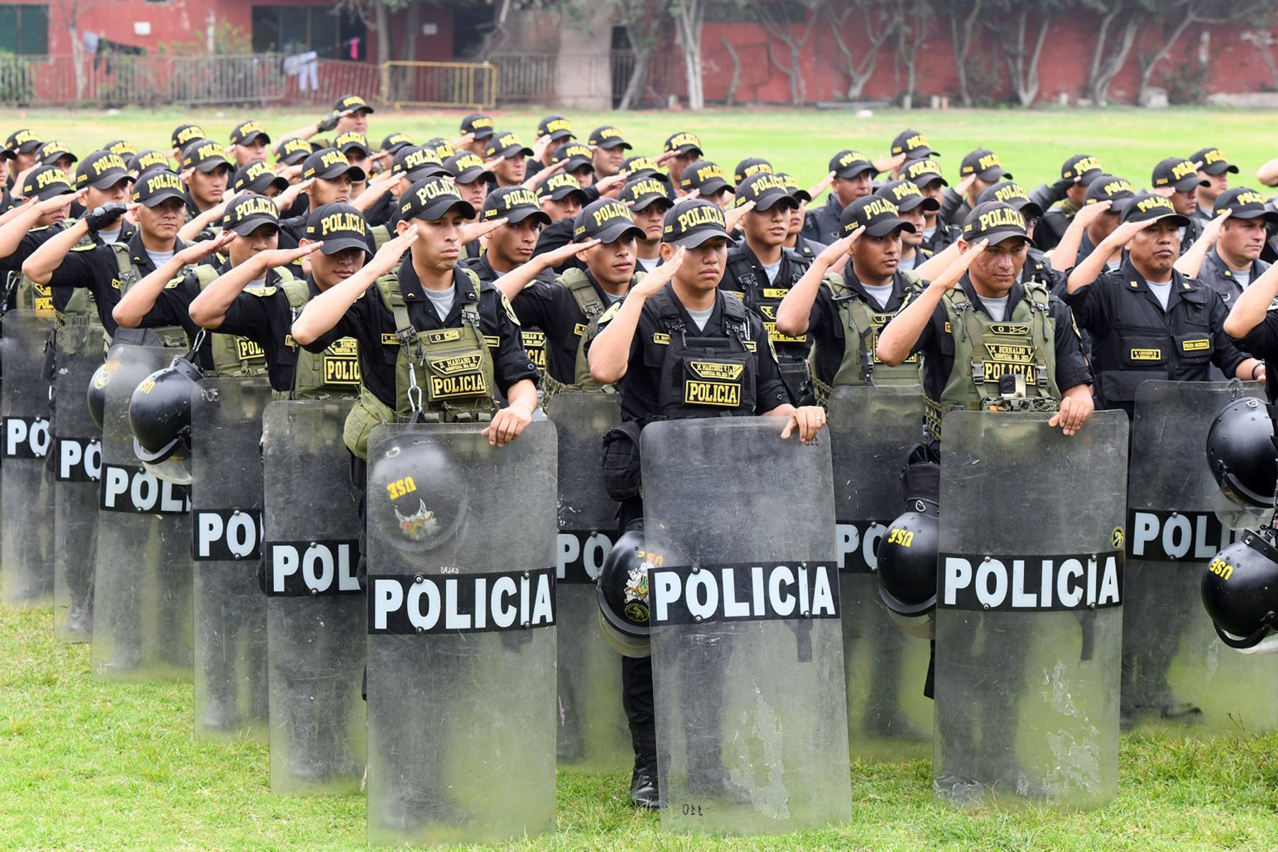 Ministro del Interior, Víctor Torres Falcón supervisó preparación de personal de la Unidad de Servicios Especiales (USE) para el control del orden público.
Foto: Mininter