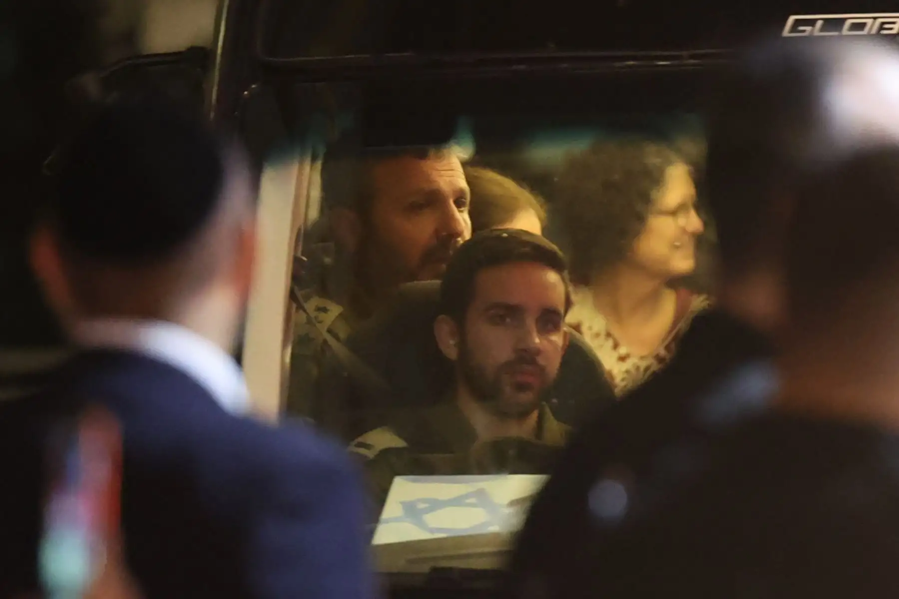 Un grupo de rehenes israelíes liberados por Hamás llega a un centro de salud (imagen correspondiente al domingo 26). Foto: EFE
