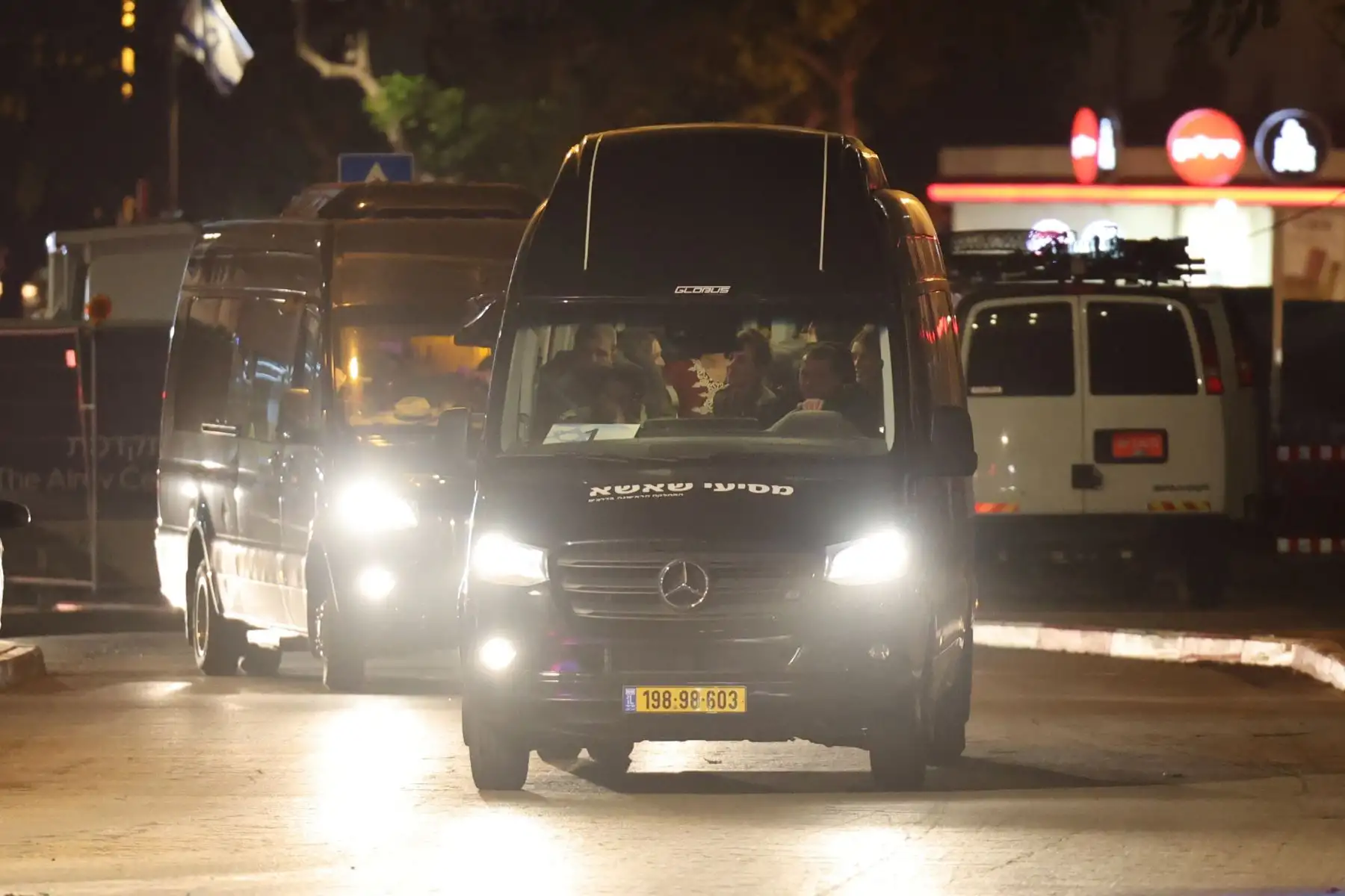 Un convoy de vehículos que transportan rehenes retenidos por Hamás en Gaza llega al Centro Médico Sheba en el barrio de Tel HaShomer en Ramat Gan, Israel.
Foto: EFE