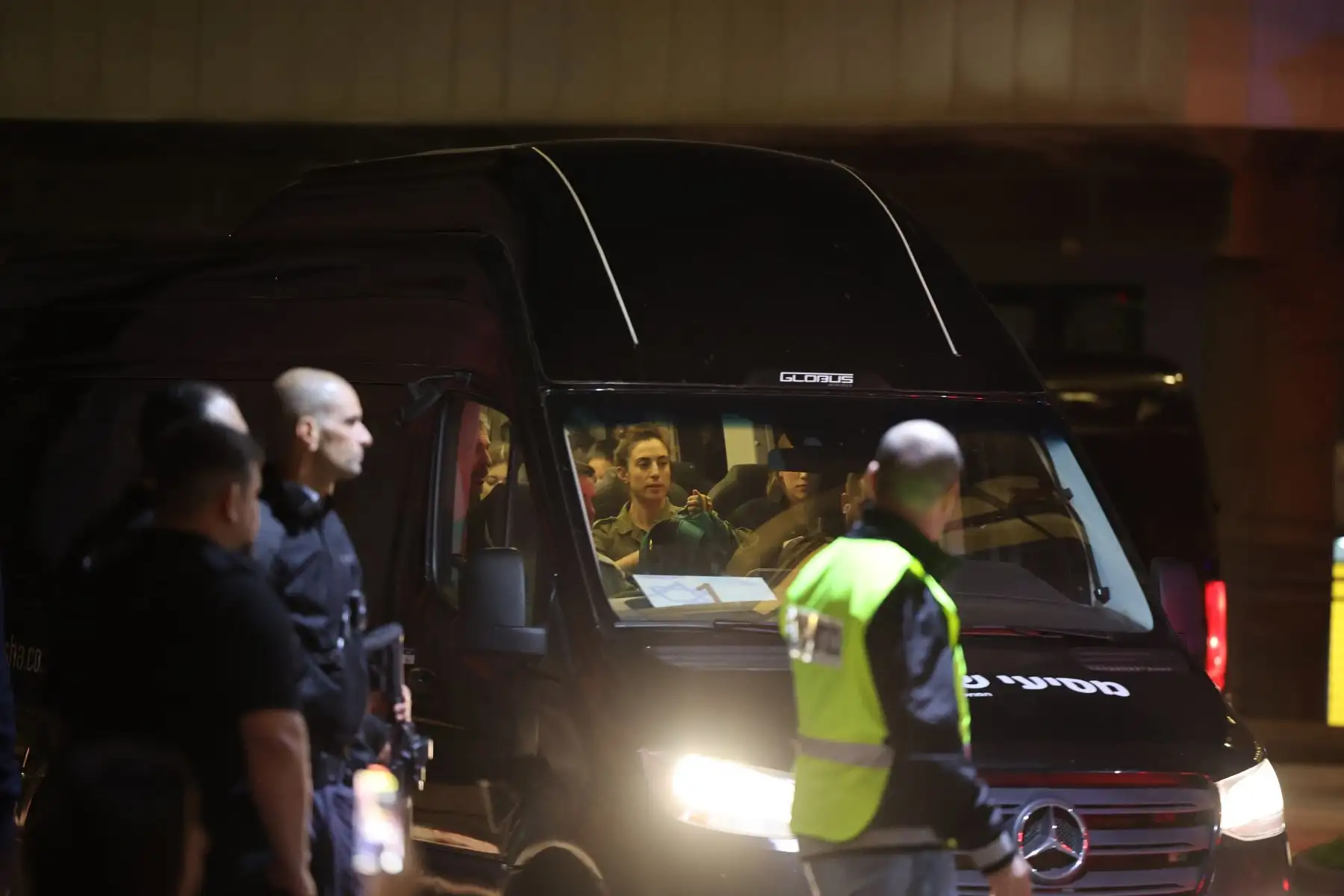 Un vehículo que transportaba rehenes retenidos por Hamas en Gaza llega al Centro Médico Sheba en el barrio de Tel HaShomer en Ramat Gan.
Foto: EFE