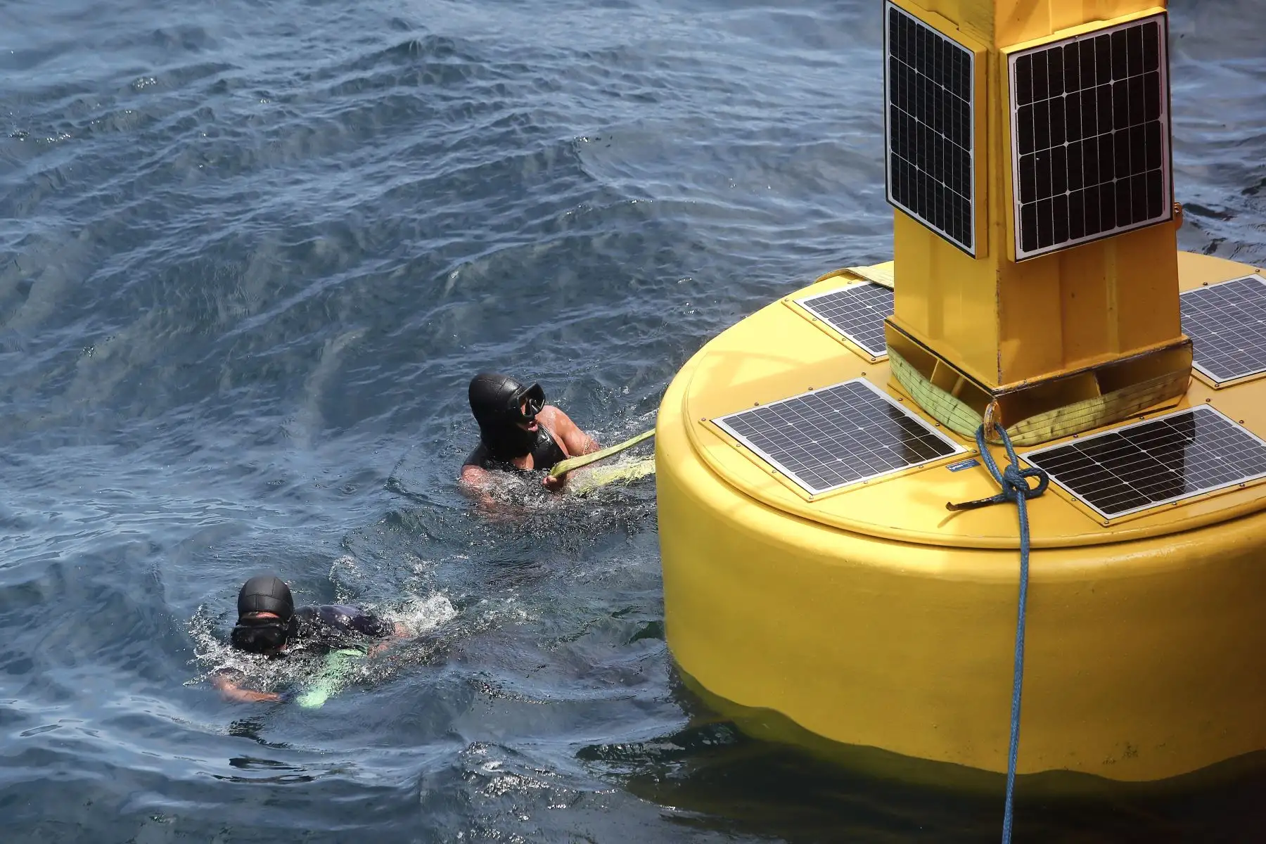 Las boyas cuentan con un Perfilador de Corrientes (ADCP) que permite estudiar el movimiento de aguas en el océano, además de un sensor de oleaje que informará la fluctuación del nivel del mar.
Foto: ANDINA/ Ricardo Cuba