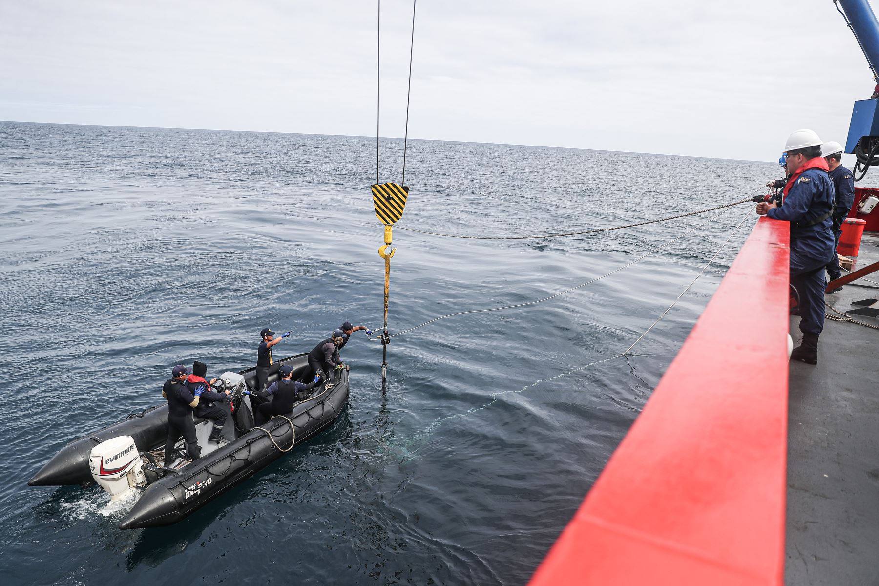 Las boyas cuentan con un Perfilador de Corrientes (ADCP) que permite estudiar el movimiento de aguas en el océano, además de un sensor de oleaje que informará la fluctuación del nivel del mar.
Foto: ANDINA/ Ricardo Cuba
