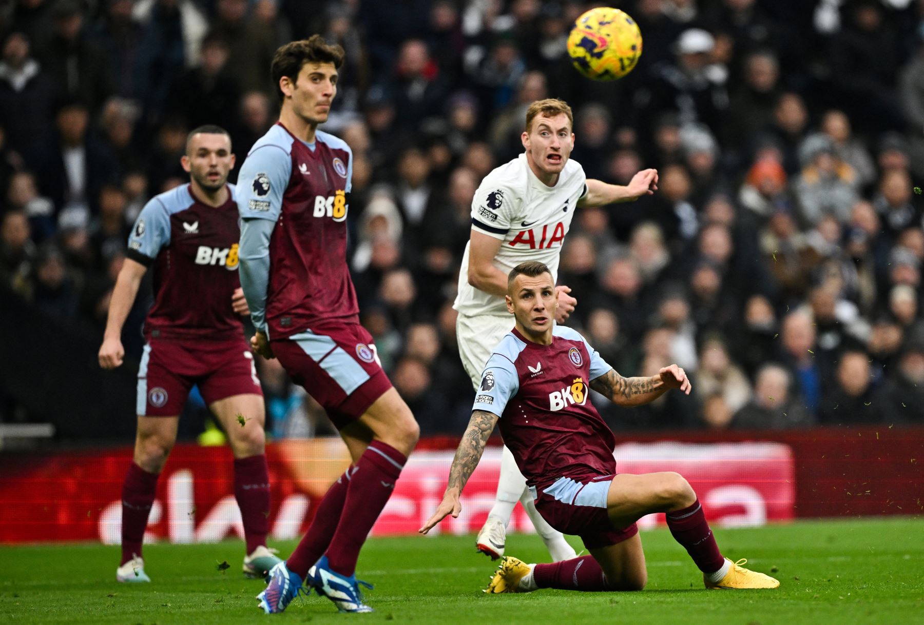 El centrocampista sueco del Tottenham Hotspur, Dejan Kulusevski , mira el balón después de dispararlo para intentar anotar durante el partido de fútbol de la Premier League inglesa entre Tottenham Hotspur y Aston Villa en el estadio Tottenham Hotspur de Londres.
Foto: AFP
