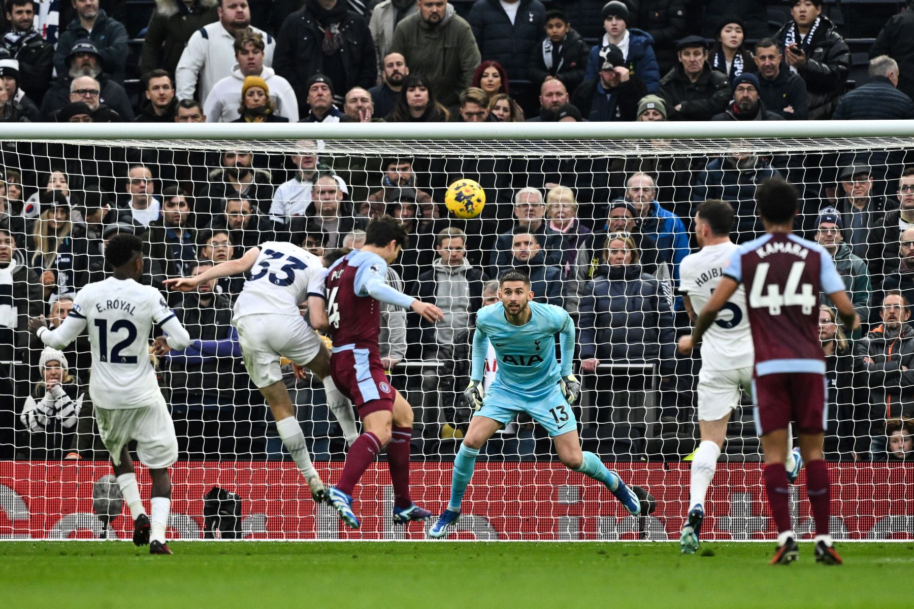 El defensa español del Aston Villa, Pau Torres, encabeza el balón y anota el primer gol de su equipo durante el partido de fútbol de la Premier League inglesa entre Tottenham Hotspur y Aston Villa en el estadio Tottenham Hotspur de Londres.
Foto: AFP