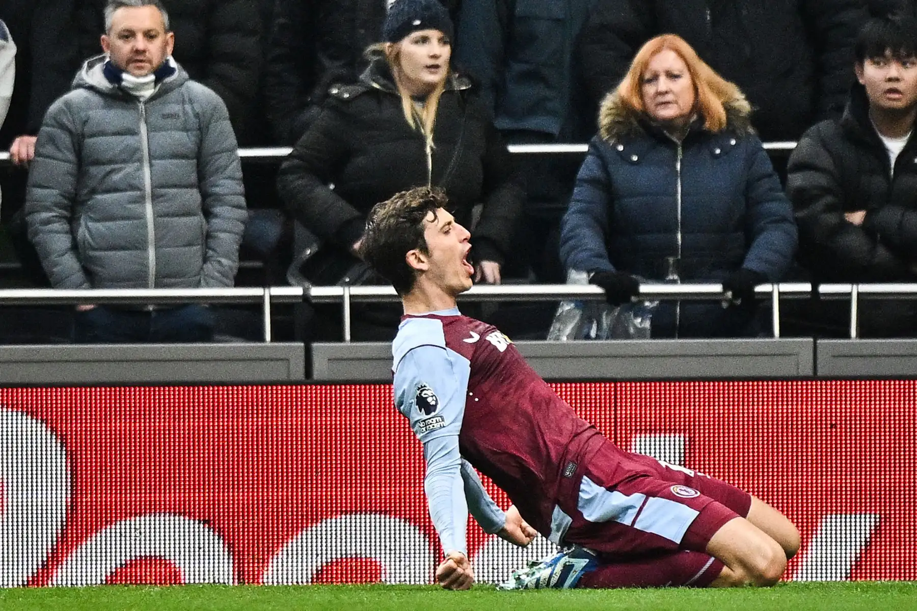 El defensa español  del Aston Villa, Pau Torres, celebra tras marcar el primer gol de su equipo durante el partido de fútbol de la Premier League inglesa entre Tottenham Hotspur y Aston Villa en el estadio Tottenham Hotspur de Londres.
Foto: AFP