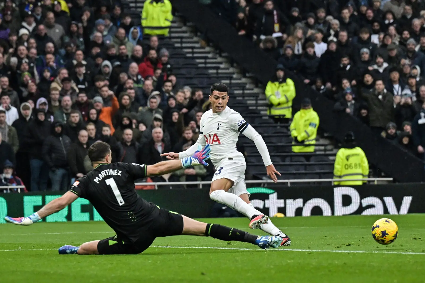 El defensor español del Tottenham Hotspur, Pedro Porro lucha por el balón con el portero argentino del Aston Villa, Emiliano Martínez durante el partido de fútbol de la Liga Premier inglesa entre Tottenham Hotspur y Aston Villa en el estadio de Tottenham.
Foto: AFP