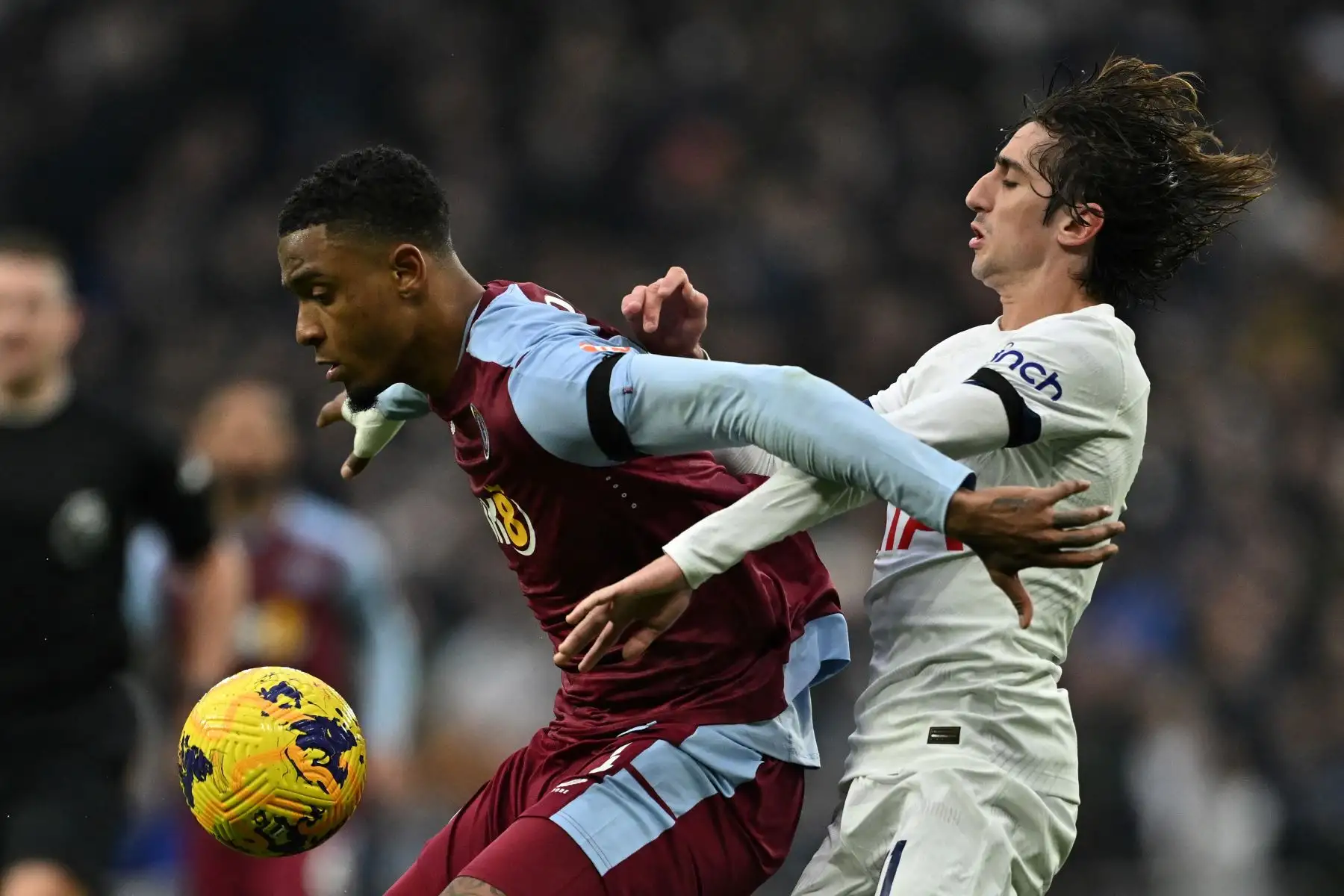 El defensor inglés del Aston Villa , Ezri Konsa lucha por el balón con el delantero español del Tottenham Hotspur,  Bryan Gil durante el partido de fútbol de la Premier League inglesa entre Tottenham Hotspur y Aston Villa en el estadio Tottenham Hotspur de Londres.
Foto: AFP