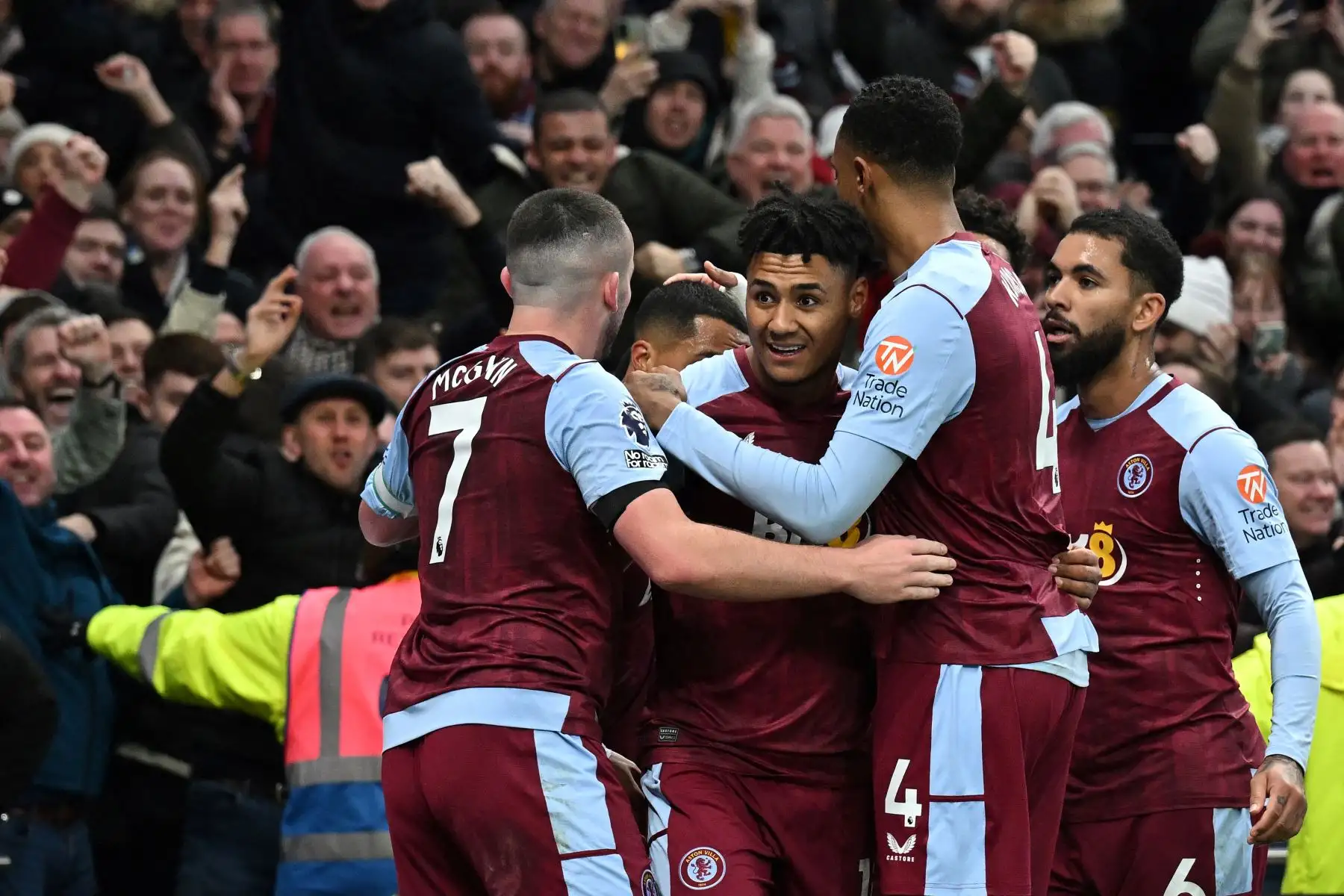 El delantero inglés del Aston Villa,  Ollie Watkins celebra marcar el segundo gol de su equipo durante el partido de fútbol de la Premier League inglesa entre Tottenham Hotspur y Aston Villa en el estadio Tottenham Hotspur de Londres.
Foto: AFP
